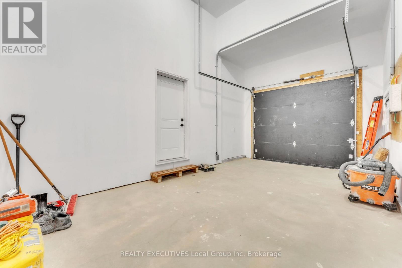 101 Tower Drive, North Bay (Airport), ON - Indoor Photo Showing Garage