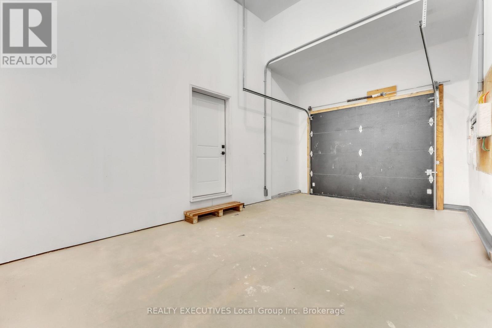 101 Tower Drive, North Bay (Airport), ON - Indoor Photo Showing Garage