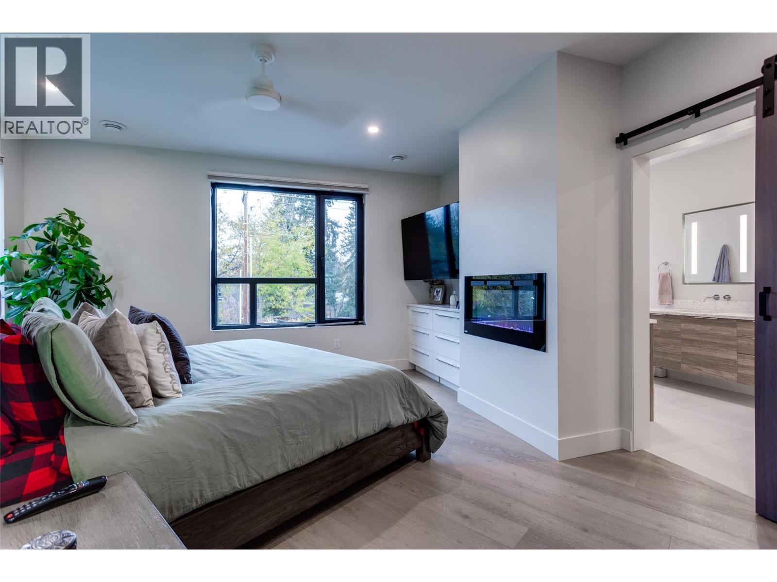 525 Mcclure Road Unit# 9, Kelowna, BC - Indoor Photo Showing Bedroom