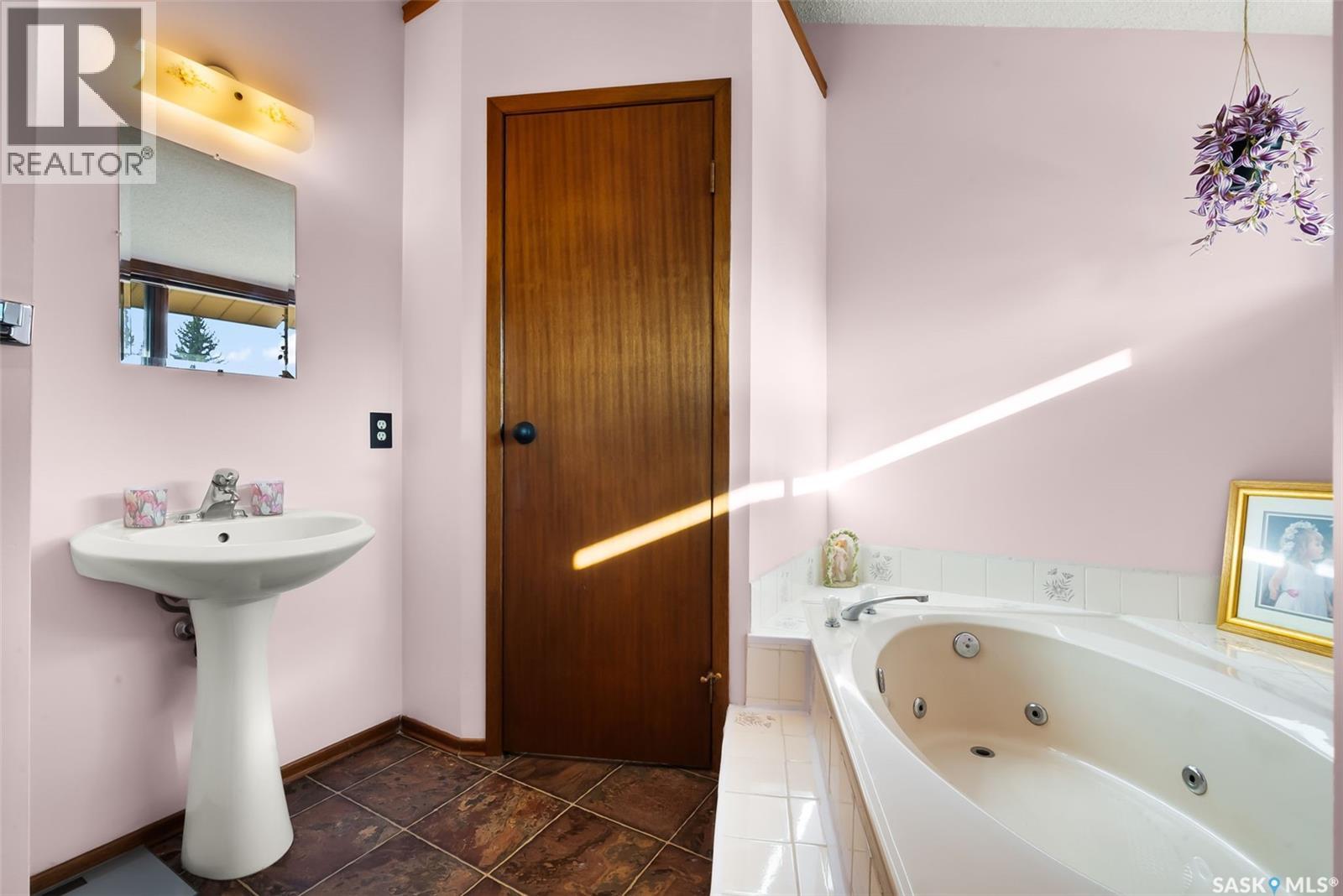 55 Duncan Crescent, Regina, SK - Indoor Photo Showing Bathroom