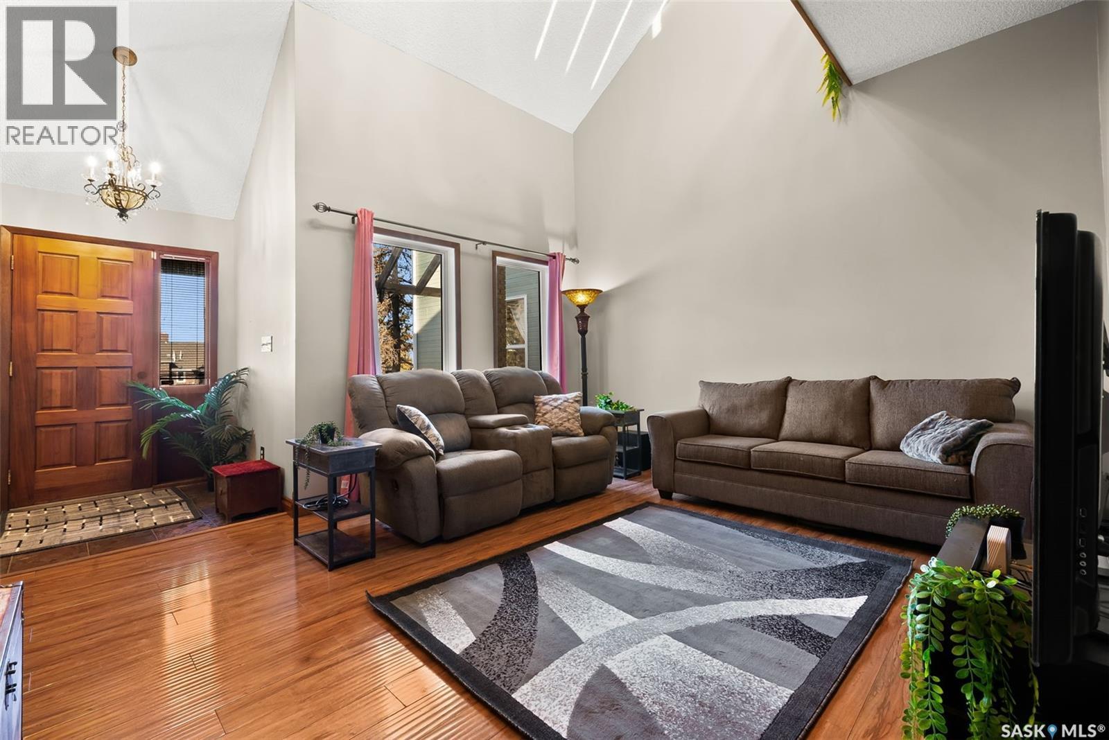 55 Duncan Crescent, Regina, SK - Indoor Photo Showing Living Room