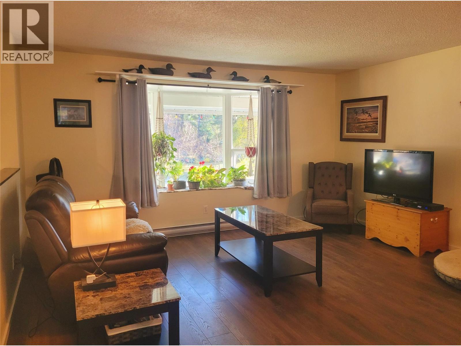 349 Dutch Lake Road, Clearwater, BC - Indoor Photo Showing Living Room