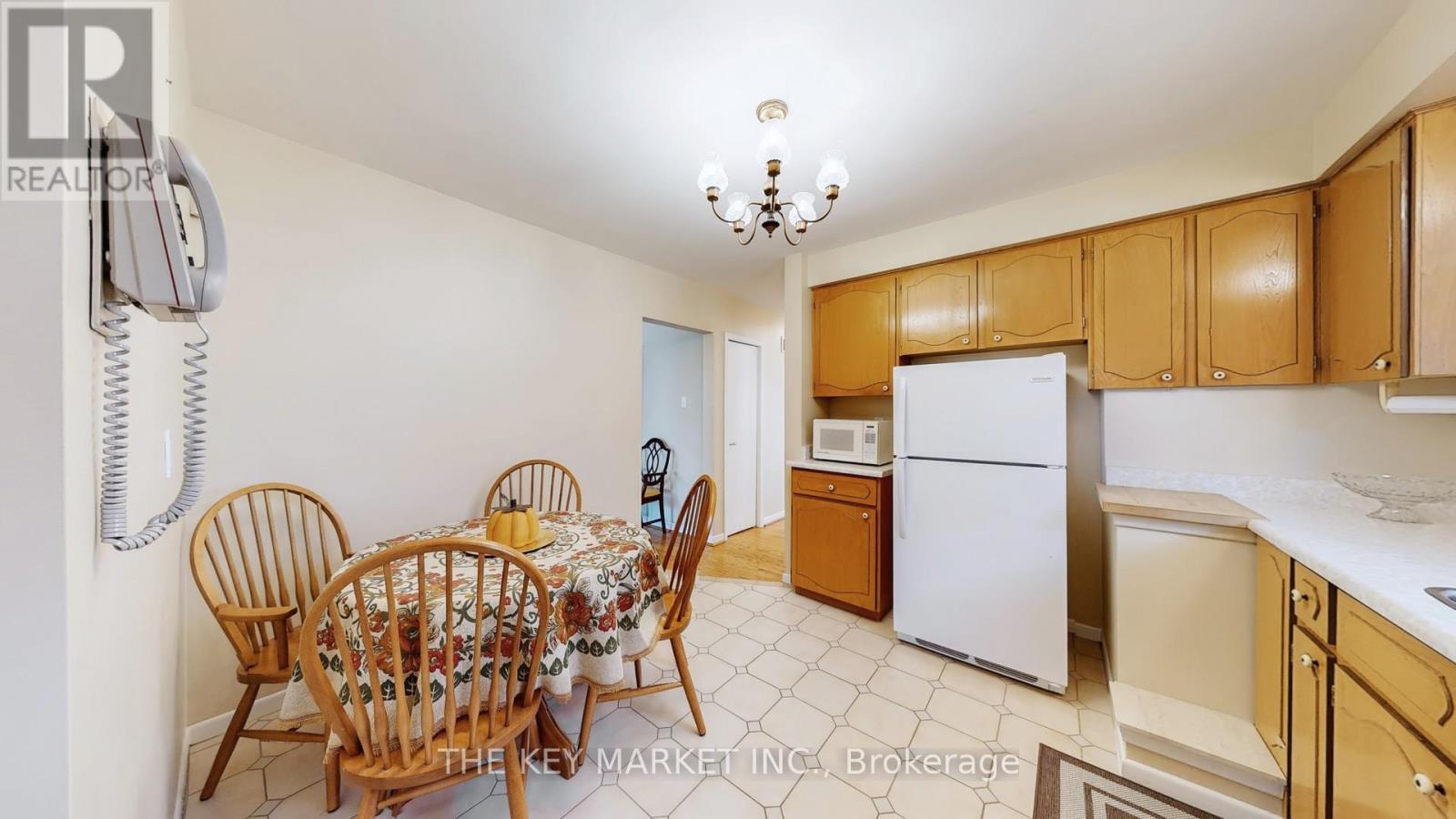1277 Tyneburn Crescent, Mississauga, ON - Indoor Photo Showing Kitchen