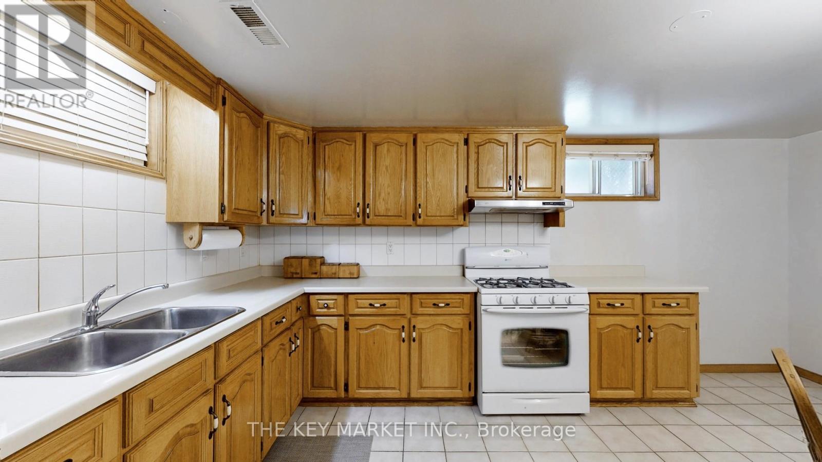 1277 Tyneburn Crescent, Mississauga, ON - Indoor Photo Showing Kitchen With Double Sink