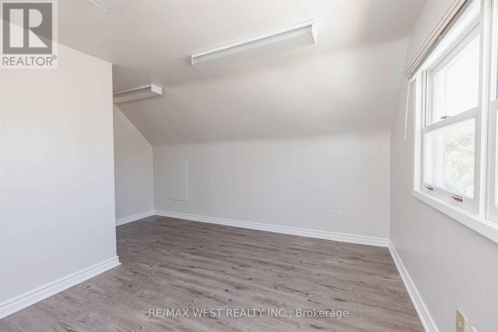 35 Queen Street S, Mississauga, ON