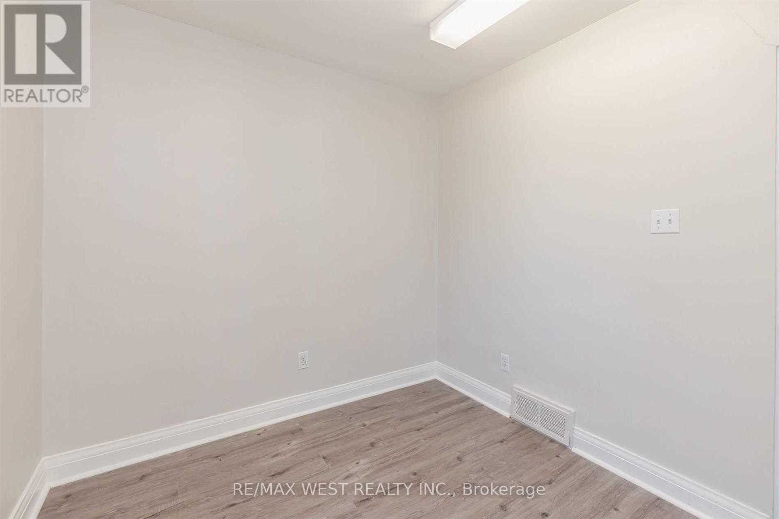 35 Queen Street S, Mississauga, ON