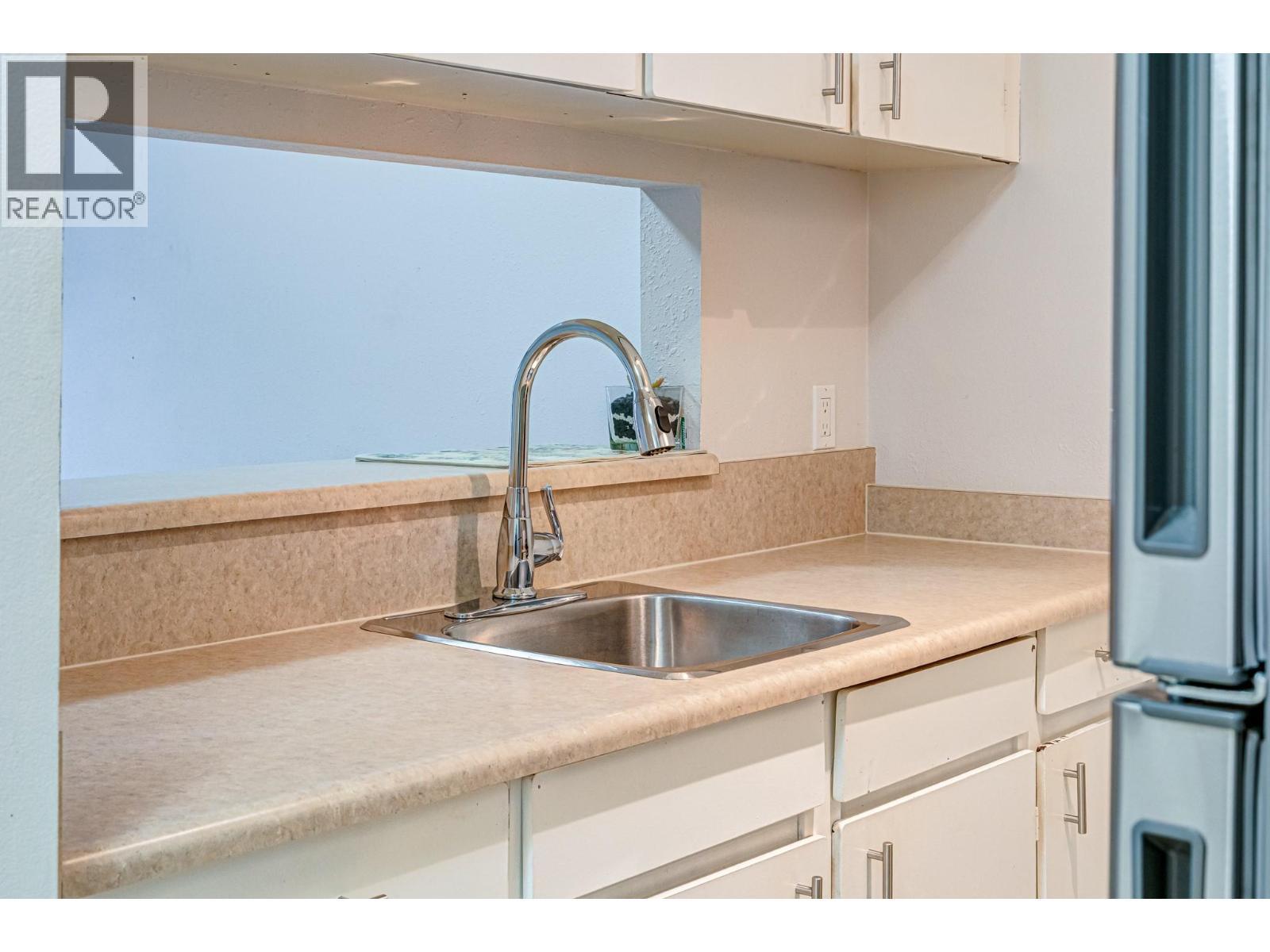 1802 Alpine Drive Unit# 306A, Elkford, BC - Indoor Photo Showing Kitchen