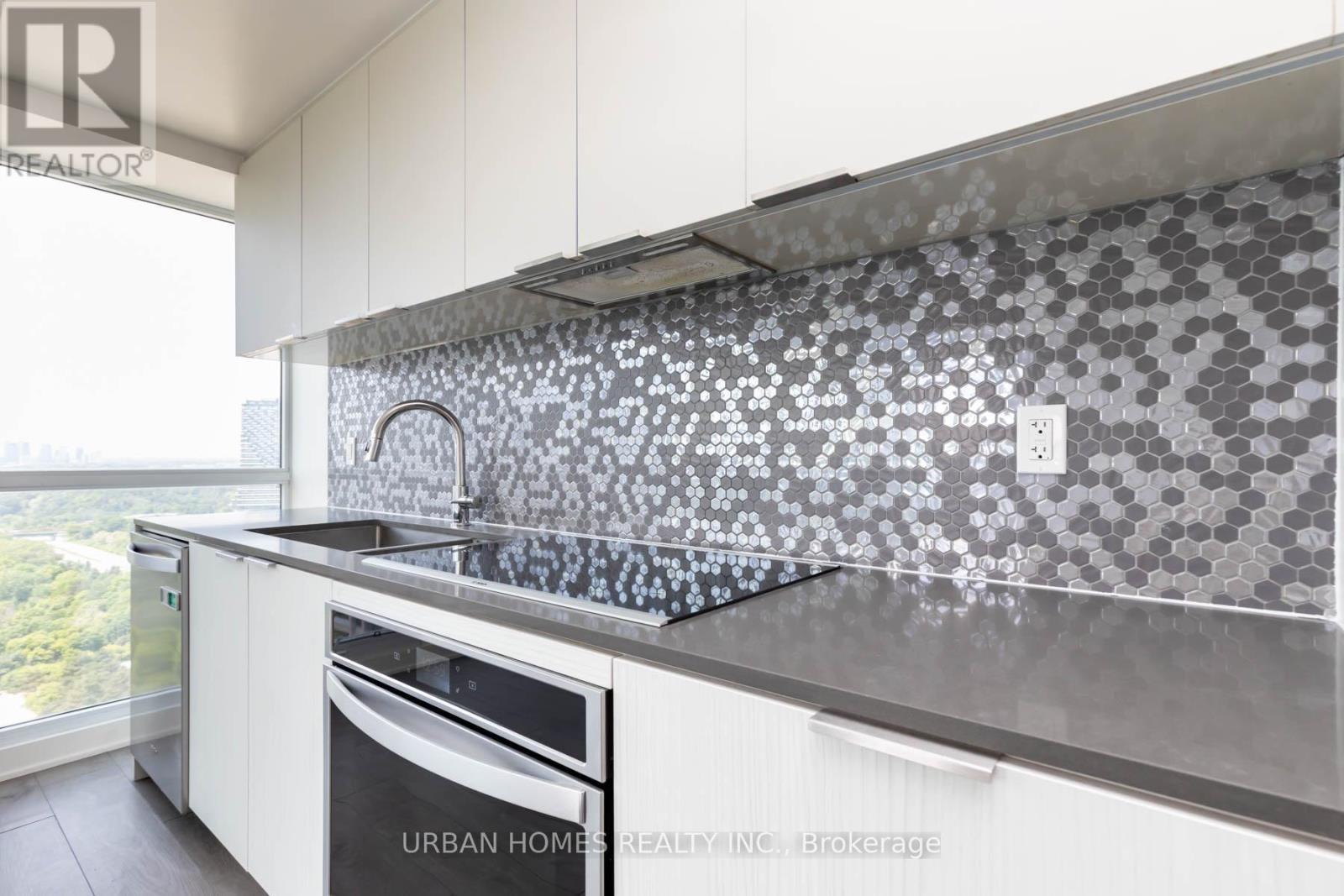2711 - 2 Sonic Way, Toronto, ON - Indoor Photo Showing Kitchen