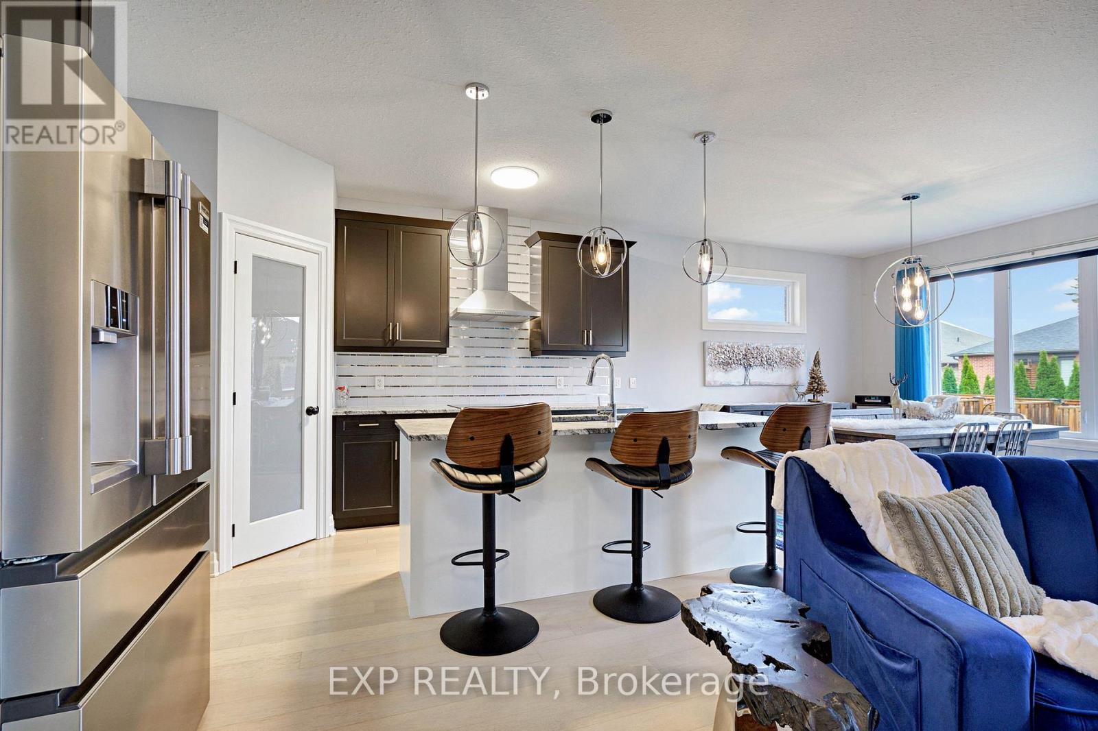 493 Bennett Crescent, Strathroy-Caradoc (Mount Brydges), ON - Indoor Photo Showing Kitchen With Upgraded Kitchen