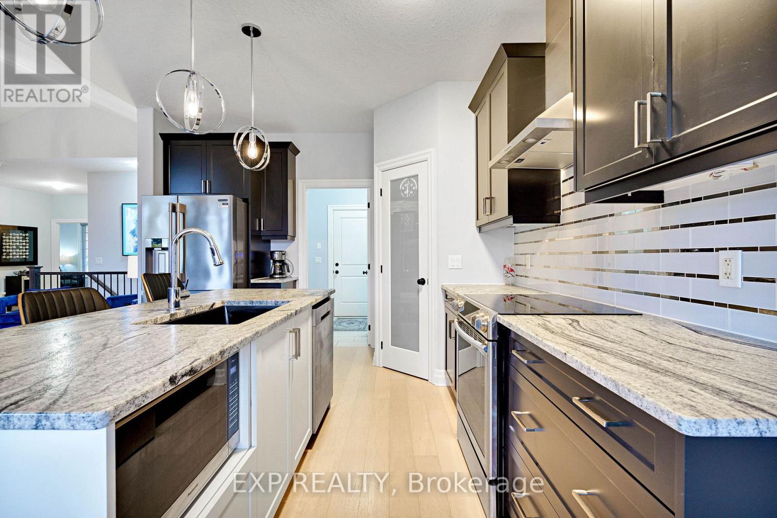 493 Bennett Crescent, Strathroy-Caradoc (Mount Brydges), ON - Indoor Photo Showing Kitchen With Upgraded Kitchen
