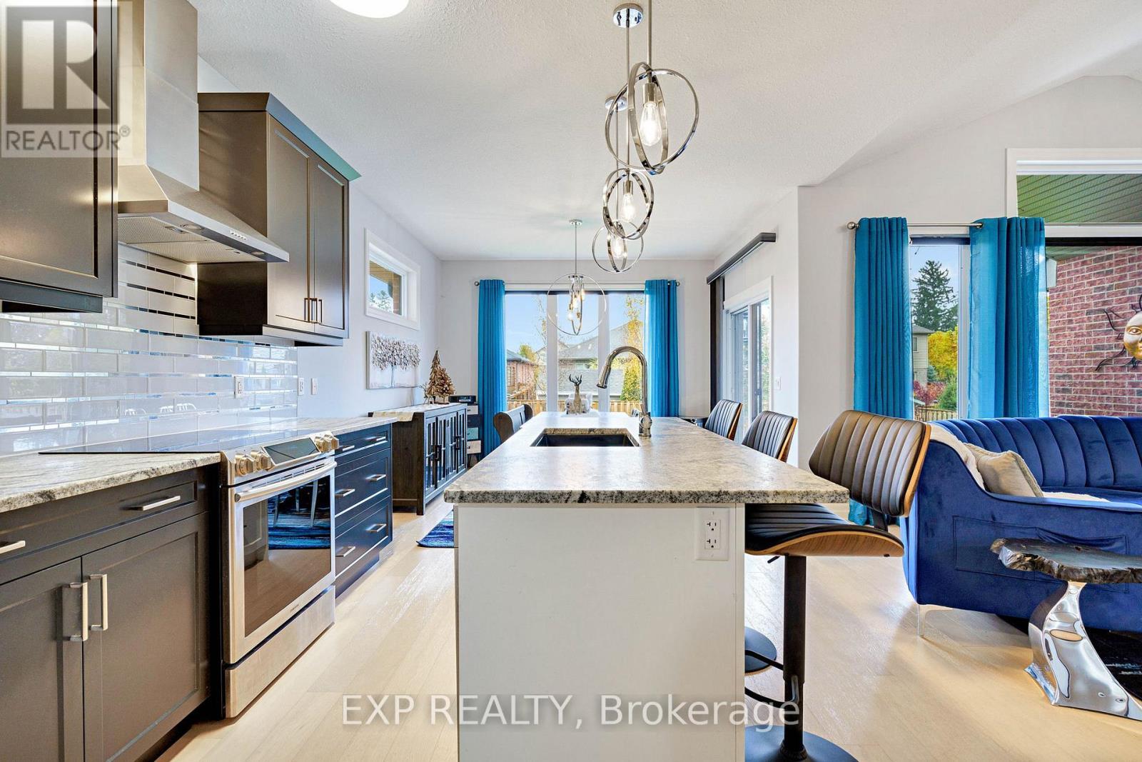 493 Bennett Crescent, Strathroy-Caradoc (Mount Brydges), ON - Indoor Photo Showing Kitchen With Upgraded Kitchen