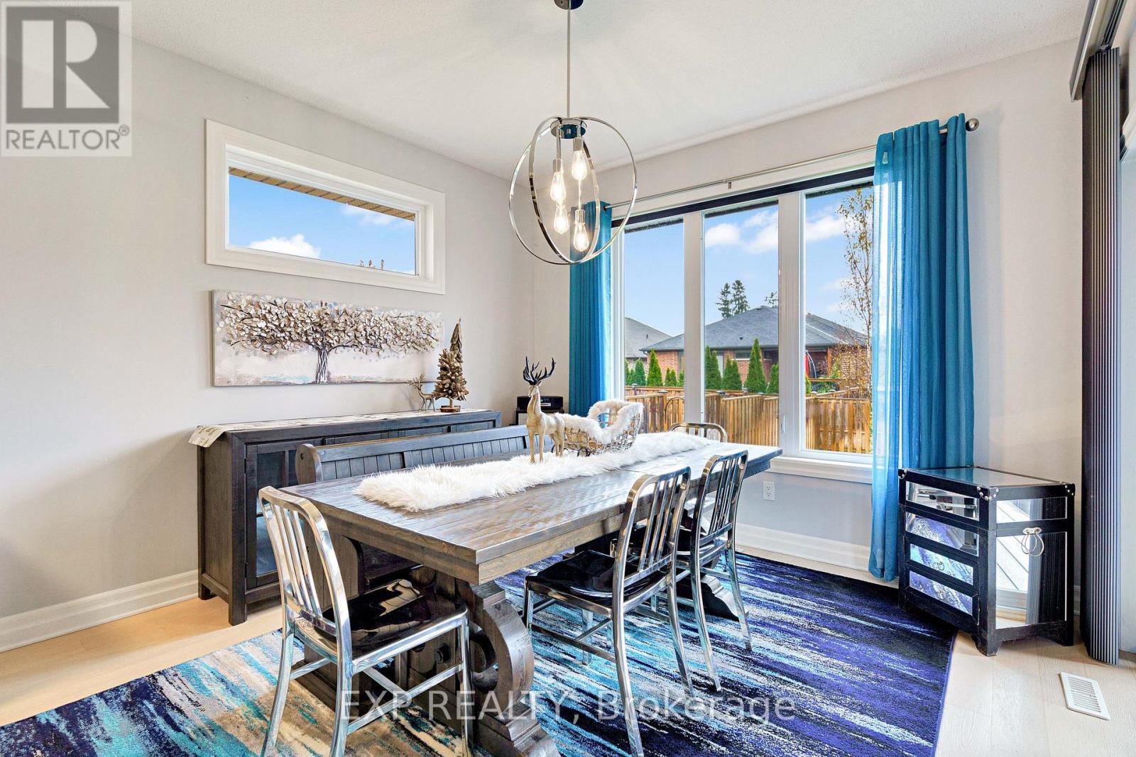 493 Bennett Crescent, Strathroy-Caradoc (Mount Brydges), ON - Indoor Photo Showing Dining Room
