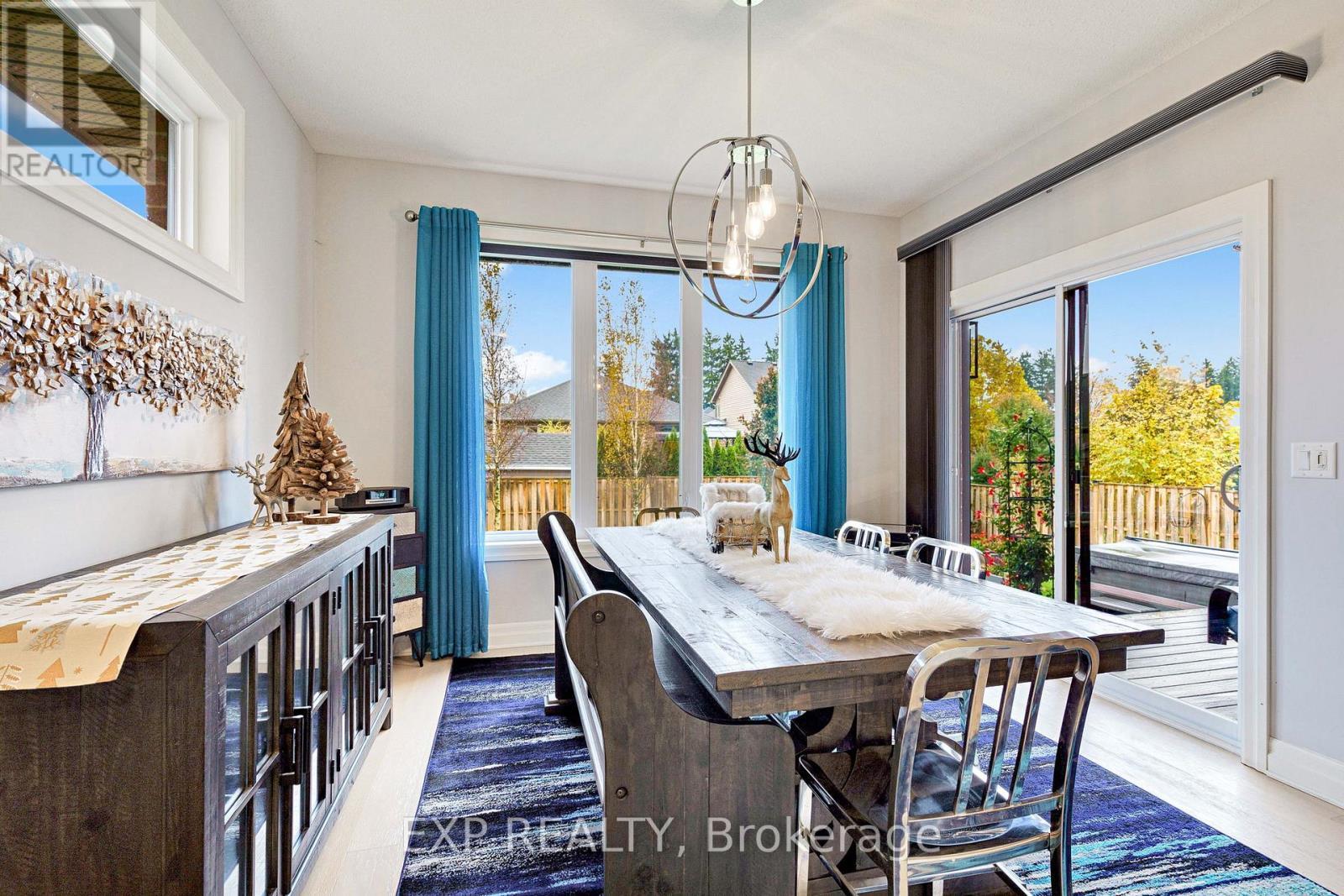 493 Bennett Crescent, Strathroy-Caradoc (Mount Brydges), ON - Indoor Photo Showing Dining Room