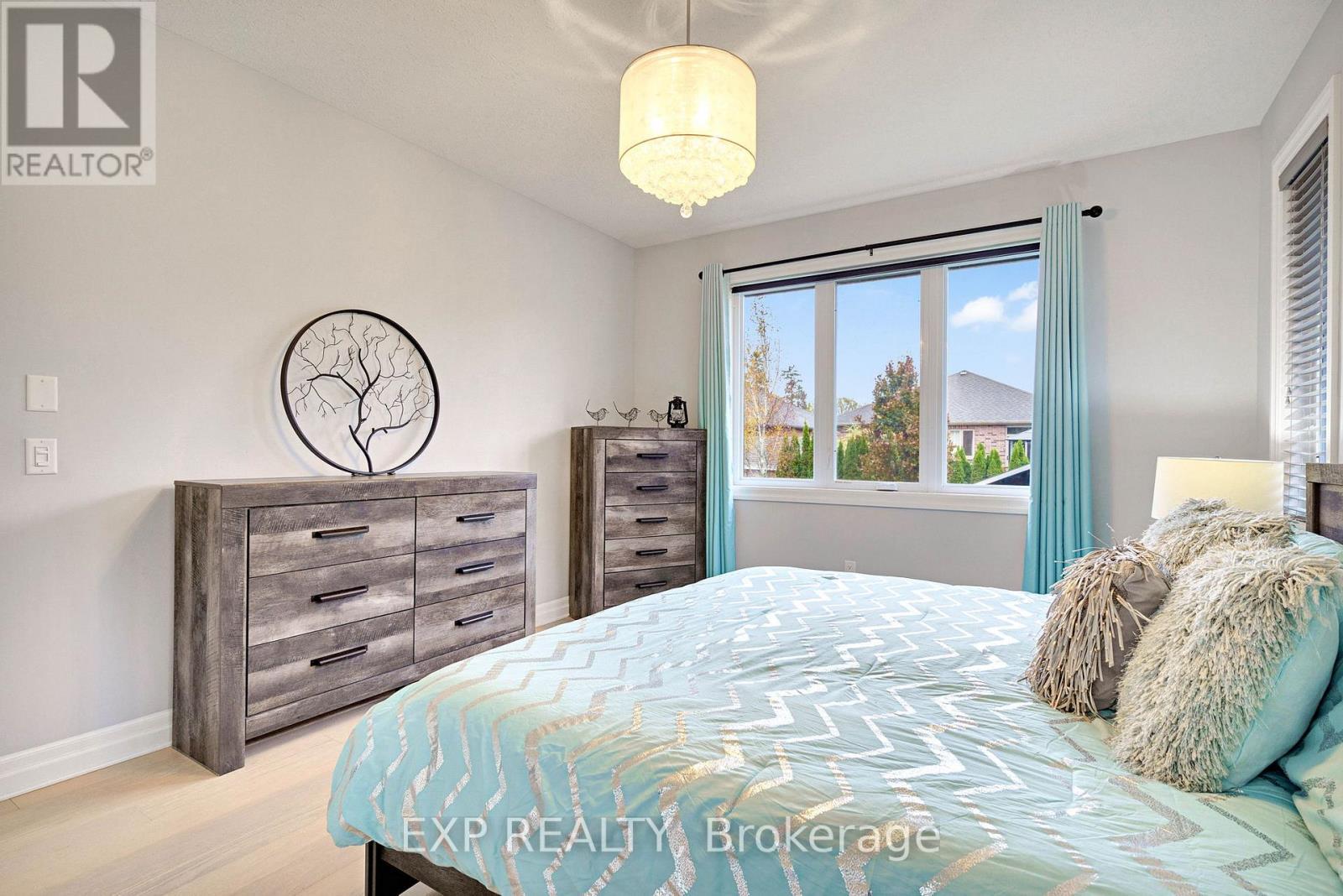 493 Bennett Crescent, Strathroy-Caradoc (Mount Brydges), ON - Indoor Photo Showing Bedroom