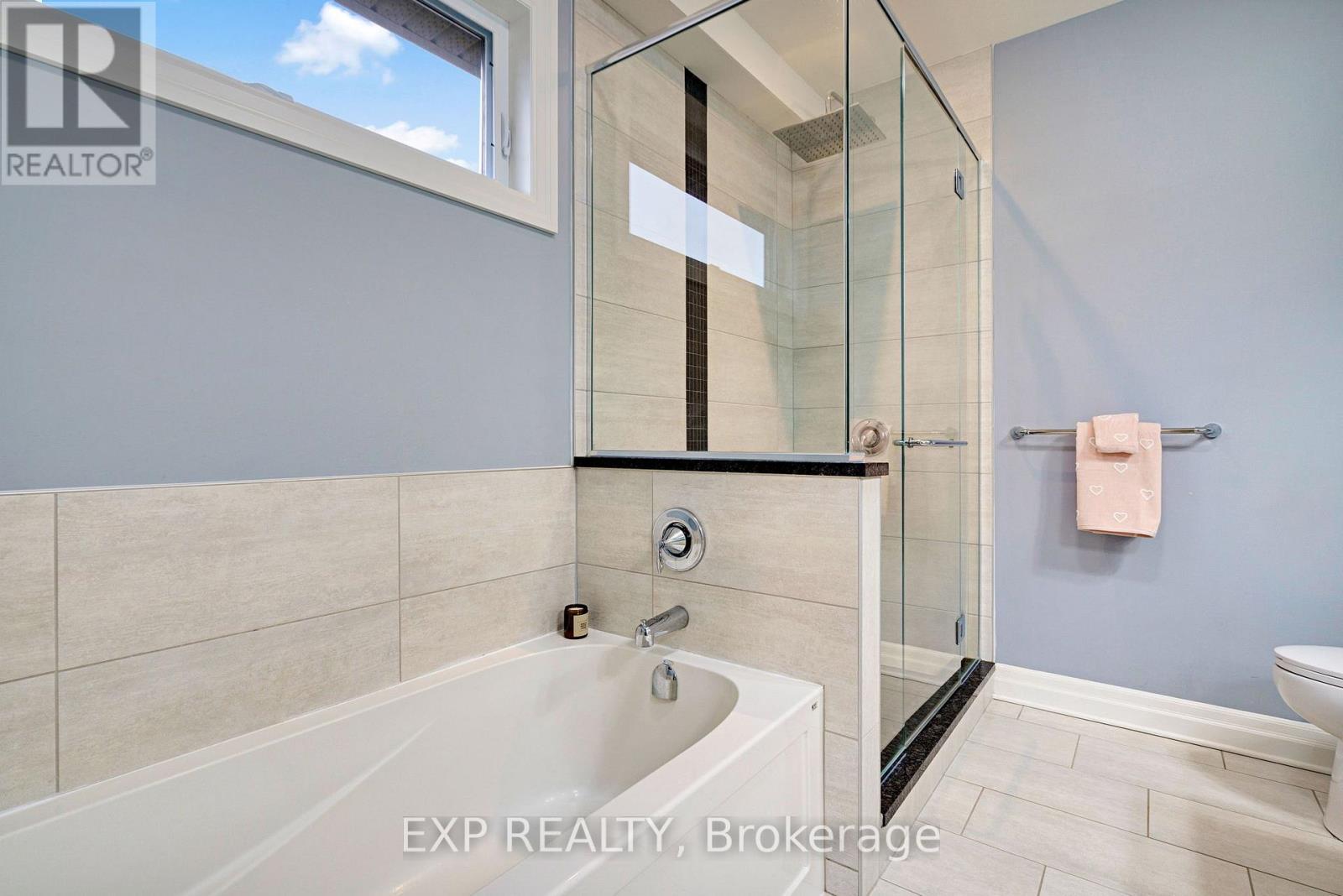 493 Bennett Crescent, Strathroy-Caradoc (Mount Brydges), ON - Indoor Photo Showing Bathroom