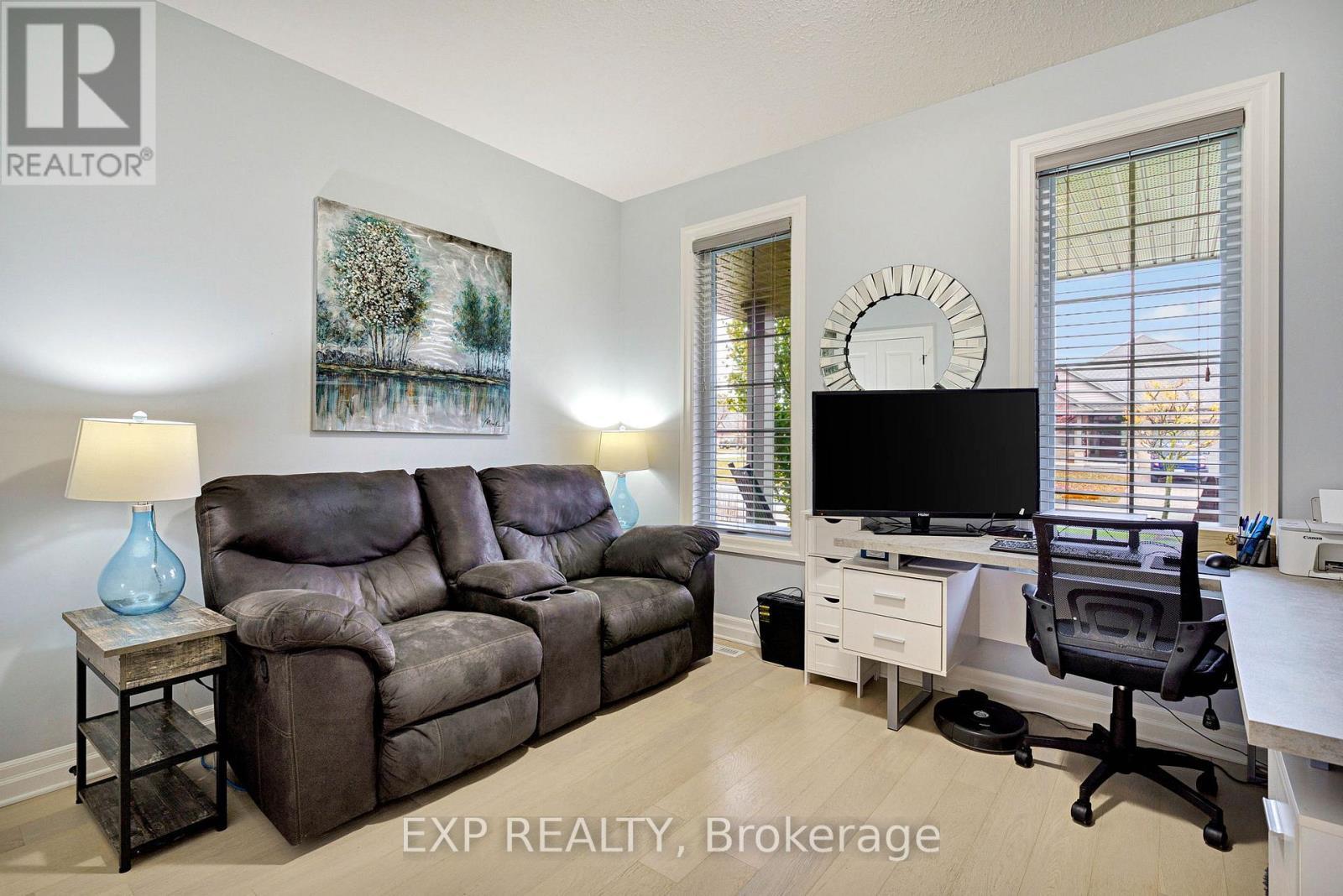 493 Bennett Crescent, Strathroy-Caradoc (Mount Brydges), ON - Indoor Photo Showing Living Room