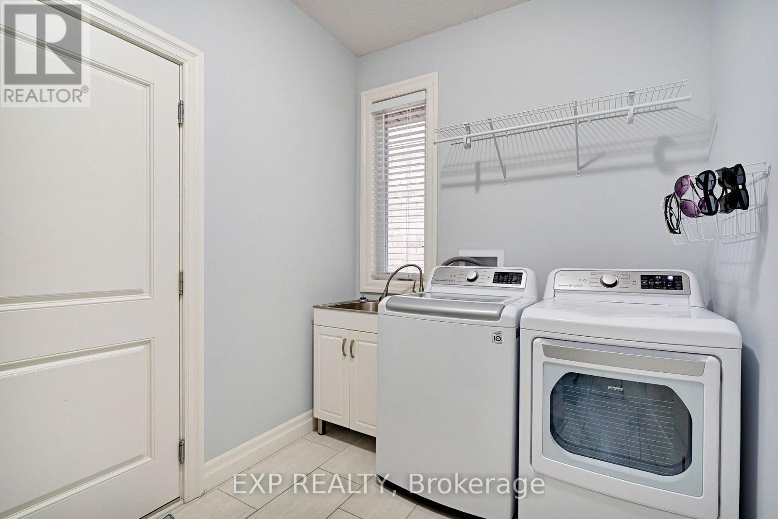 493 Bennett Crescent, Strathroy-Caradoc (Mount Brydges), ON - Indoor Photo Showing Laundry Room