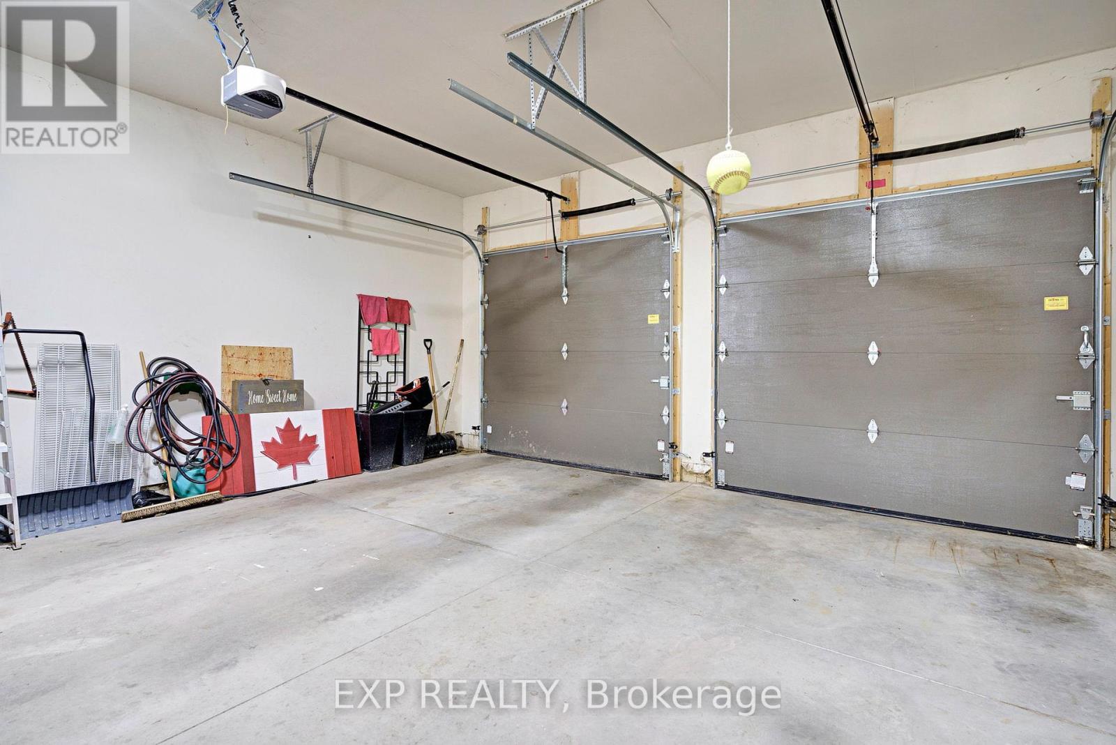 493 Bennett Crescent, Strathroy-Caradoc (Mount Brydges), ON - Indoor Photo Showing Garage