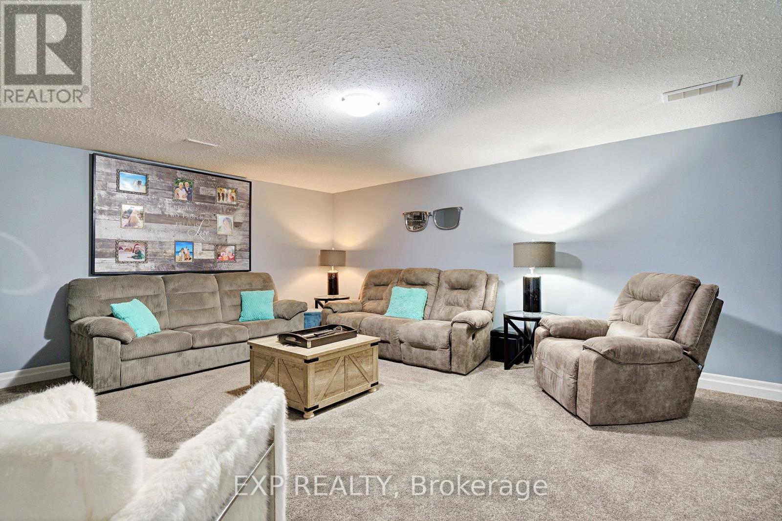 493 Bennett Crescent, Strathroy-Caradoc (Mount Brydges), ON - Indoor Photo Showing Living Room