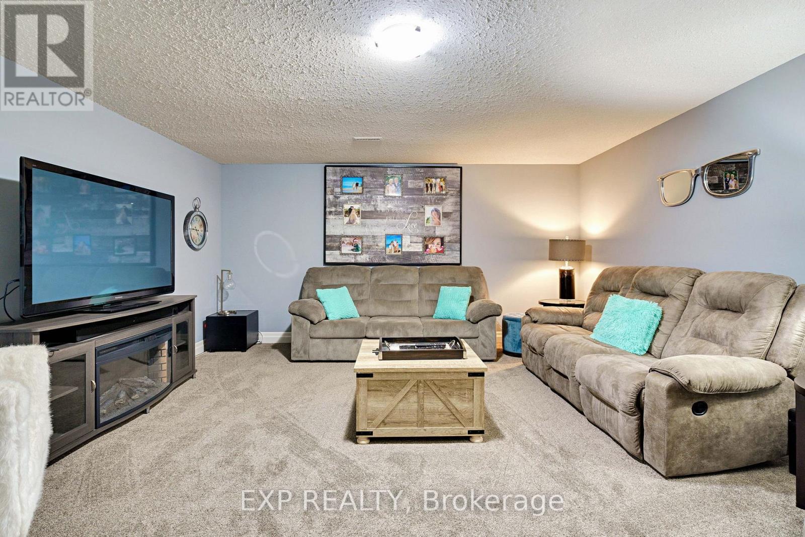 493 Bennett Crescent, Strathroy-Caradoc (Mount Brydges), ON - Indoor Photo Showing Living Room With Fireplace