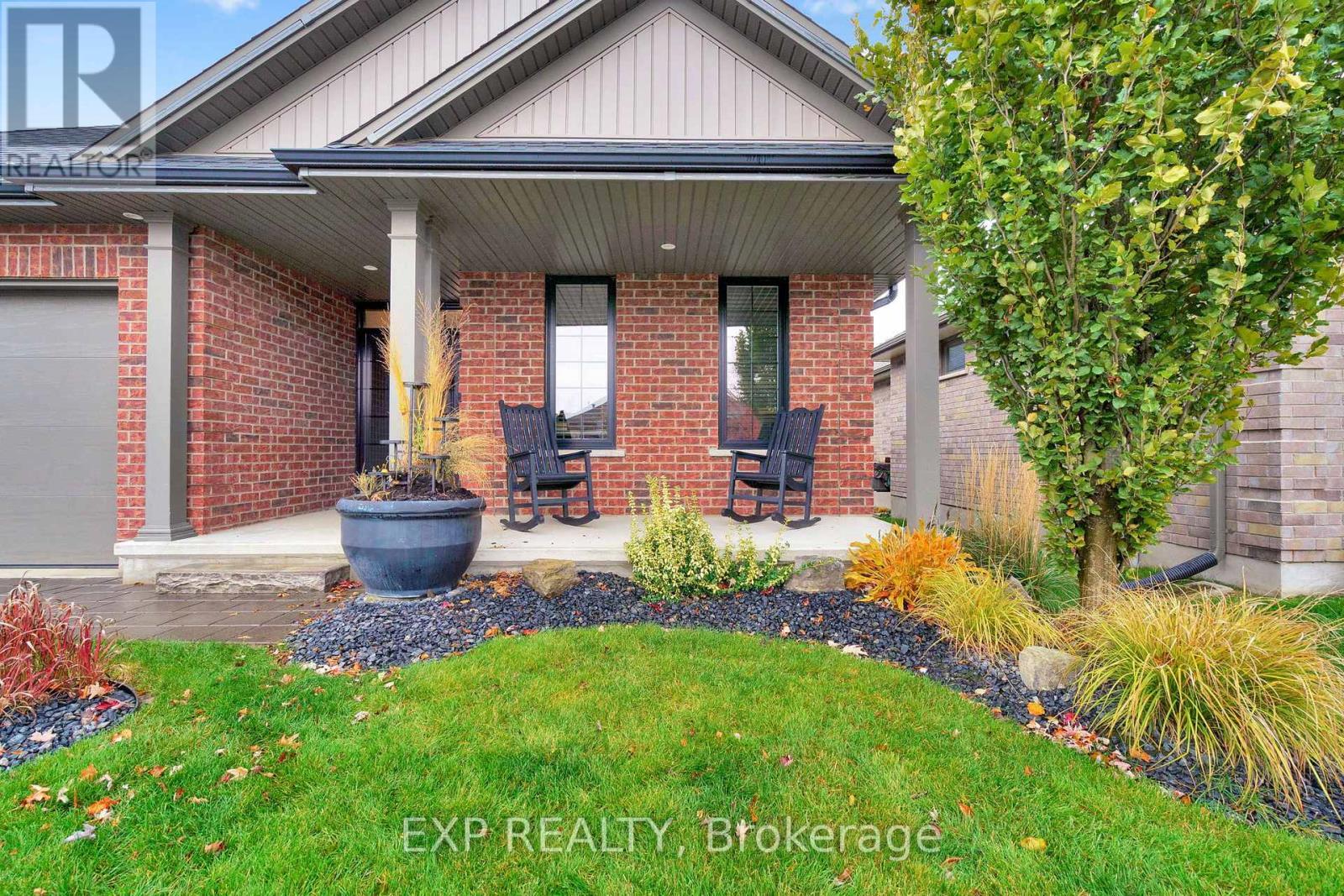 493 Bennett Crescent, Strathroy-Caradoc (Mount Brydges), ON - Outdoor With Deck Patio Veranda