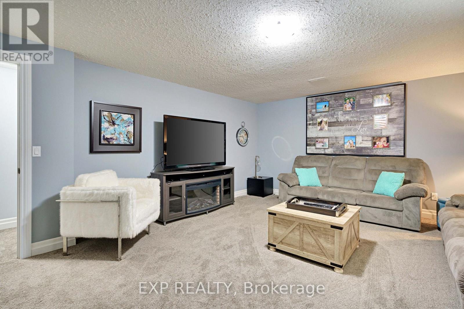 493 Bennett Crescent, Strathroy-Caradoc (Mount Brydges), ON - Indoor Photo Showing Living Room
