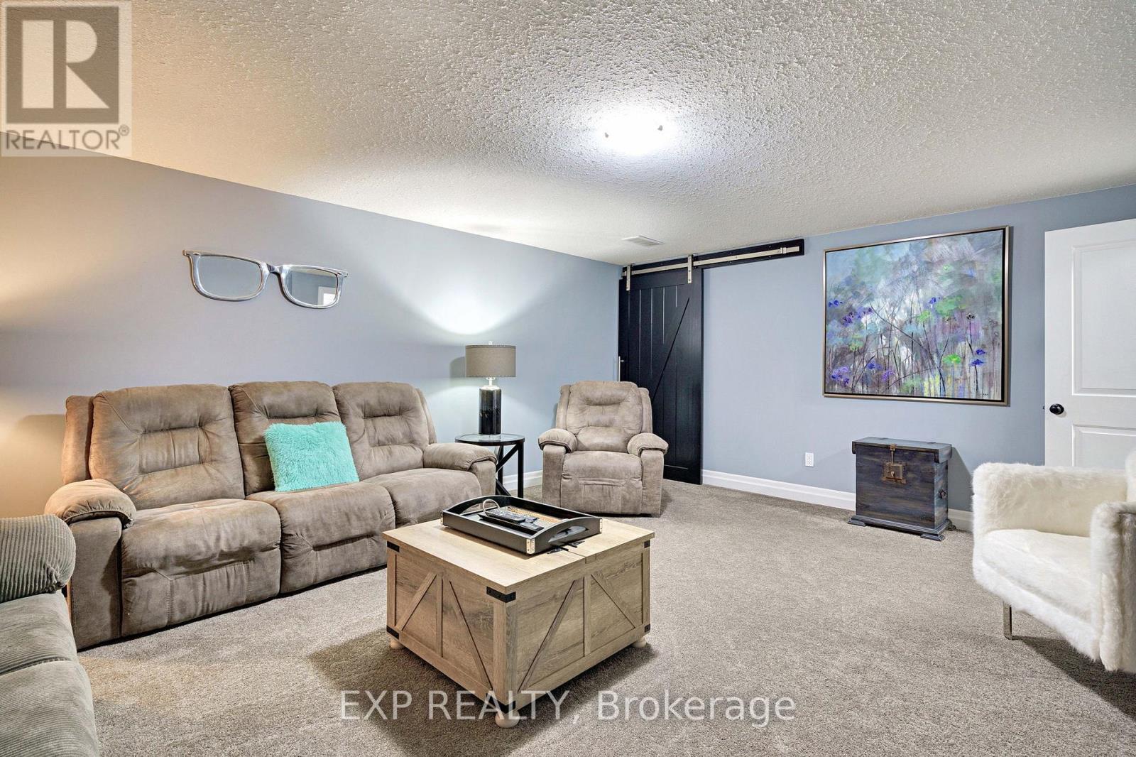 493 Bennett Crescent, Strathroy-Caradoc (Mount Brydges), ON - Indoor Photo Showing Living Room