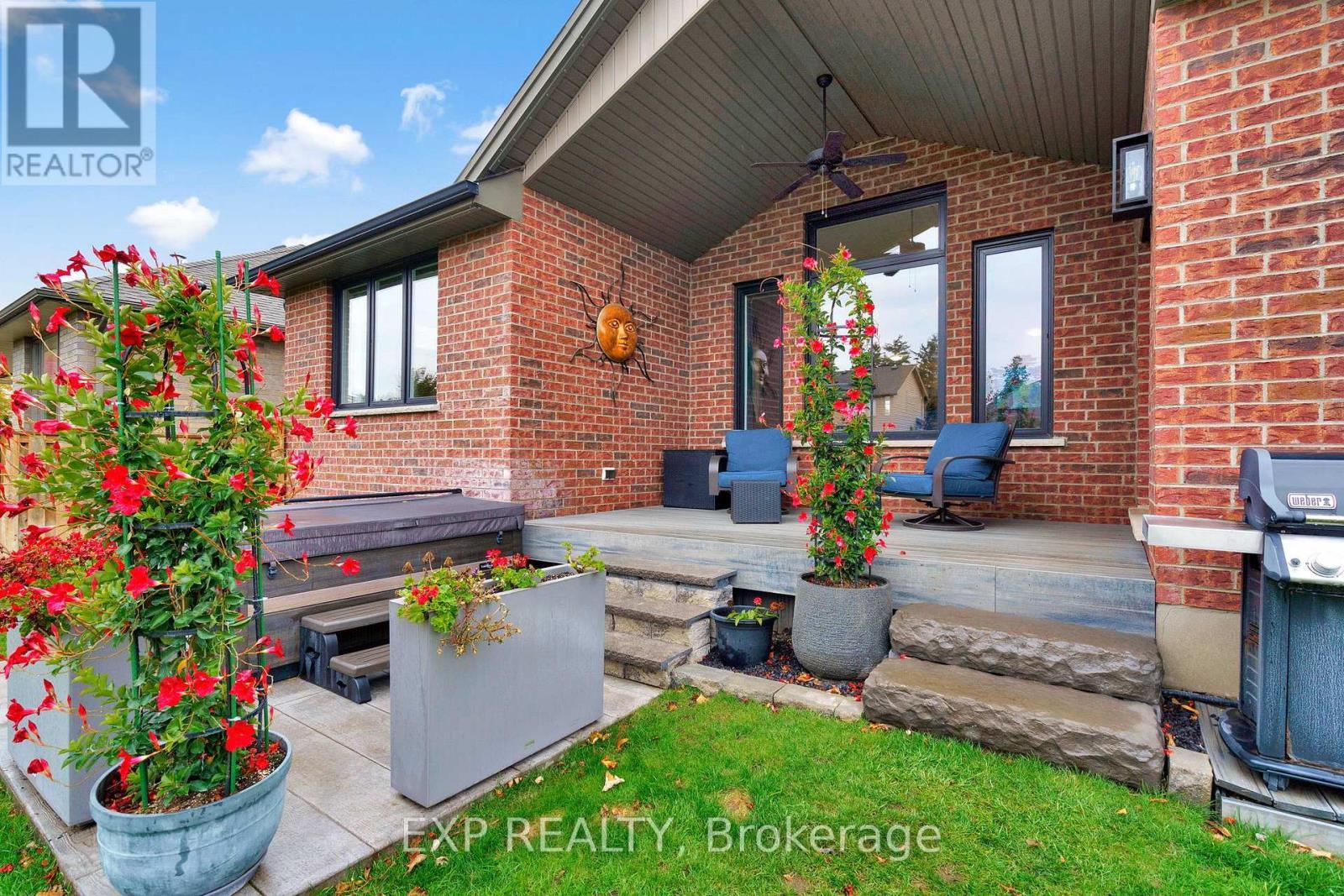 493 Bennett Crescent, Strathroy-Caradoc (Mount Brydges), ON - Outdoor With Deck Patio Veranda With Exterior