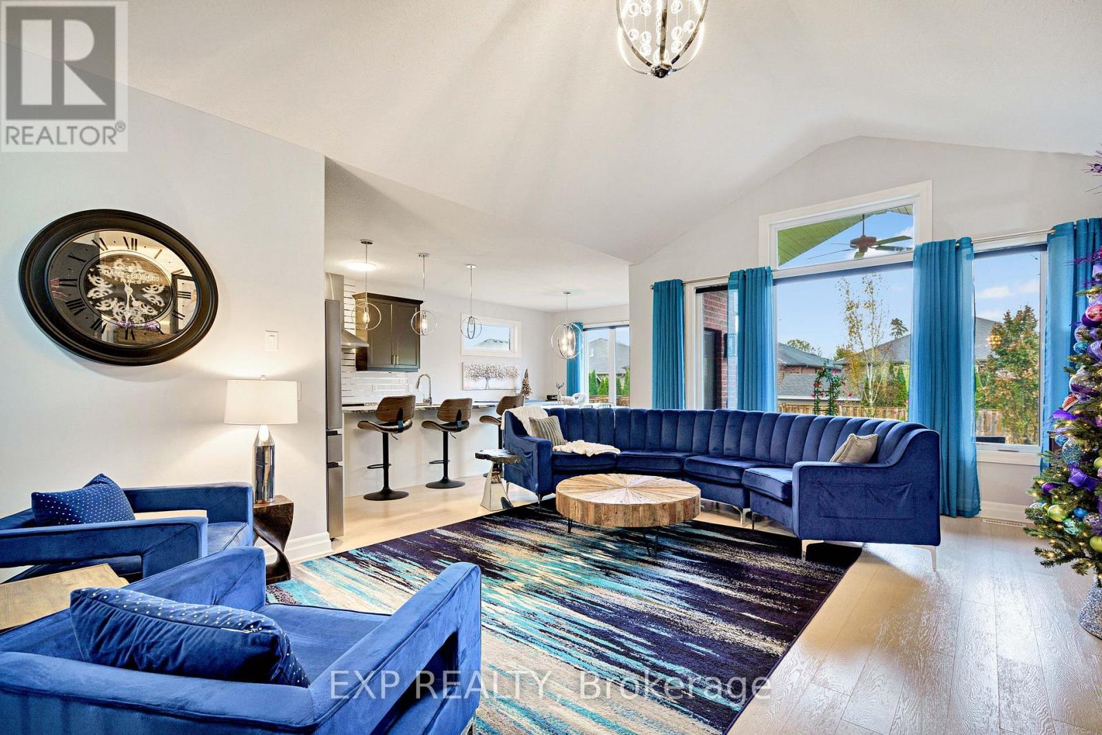 493 Bennett Crescent, Strathroy-Caradoc (Mount Brydges), ON - Indoor Photo Showing Living Room