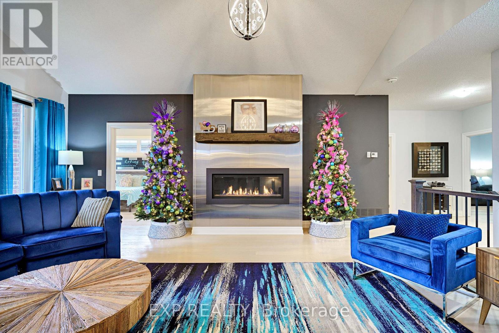 493 Bennett Crescent, Strathroy-Caradoc (Mount Brydges), ON - Indoor Photo Showing Living Room With Fireplace
