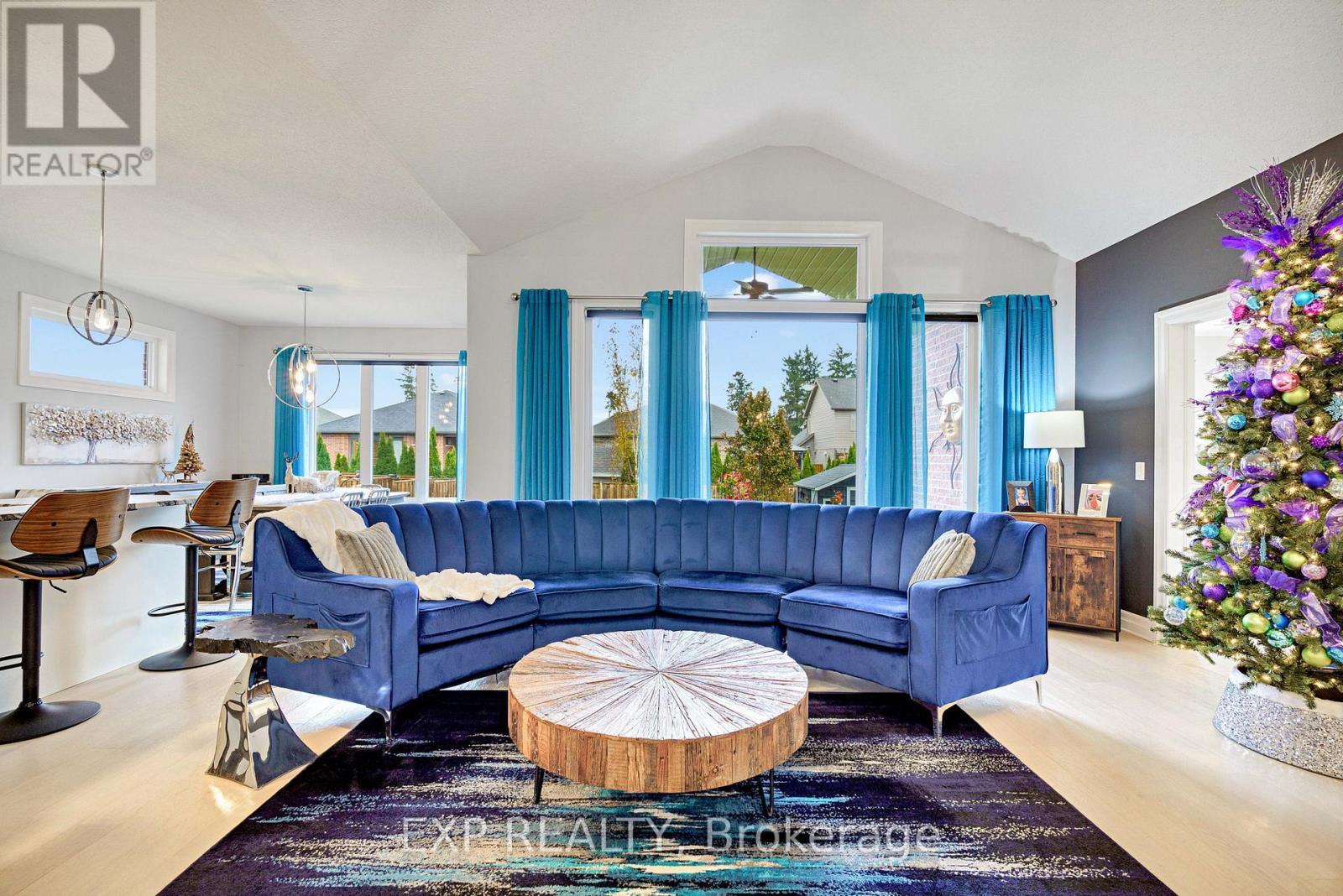 493 Bennett Crescent, Strathroy-Caradoc (Mount Brydges), ON - Indoor Photo Showing Living Room