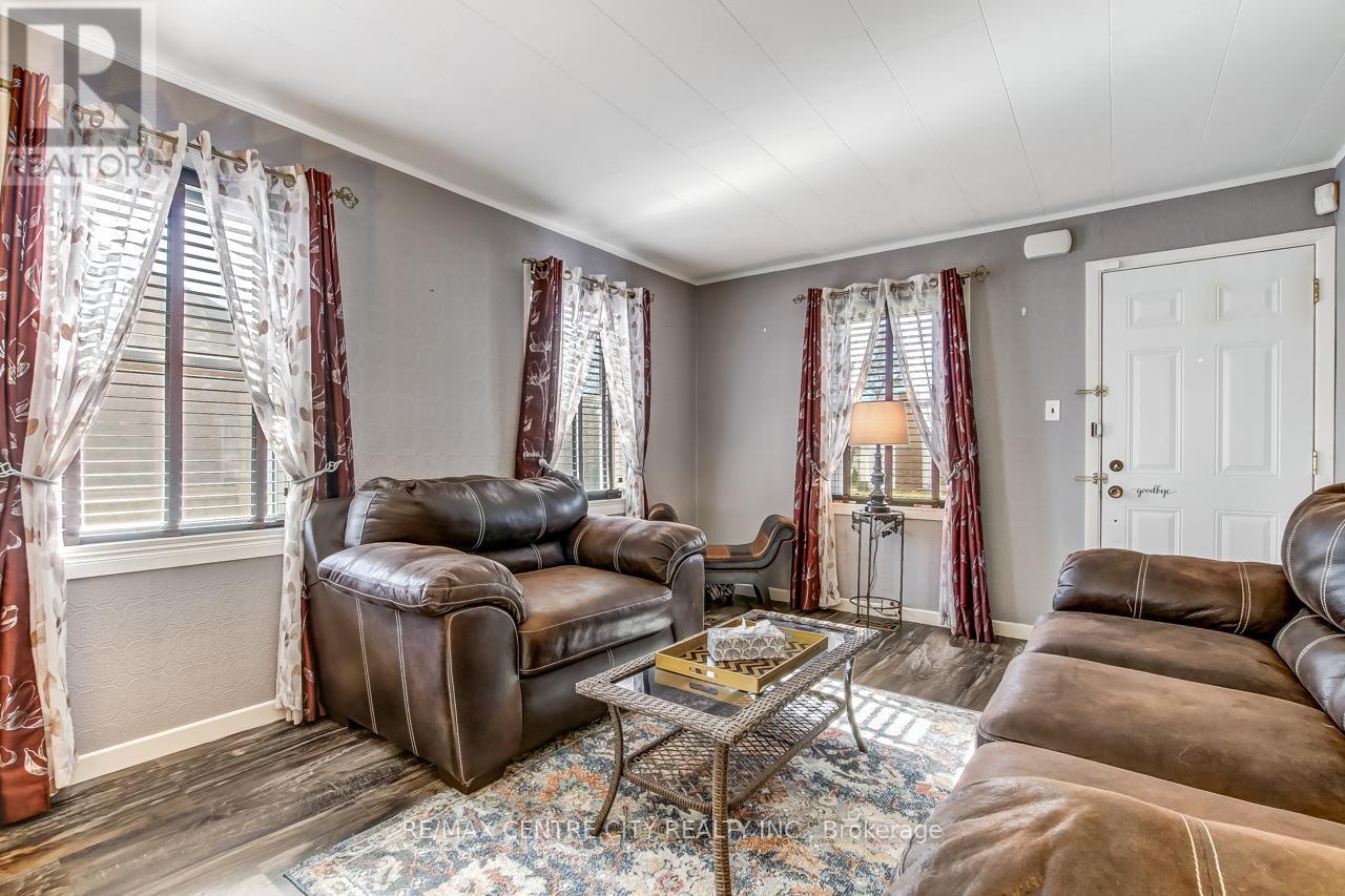 145 Hughes Street, St. Thomas, ON - Indoor Photo Showing Living Room