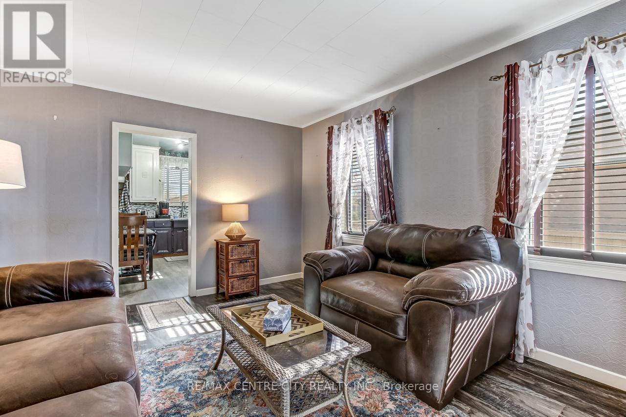 145 Hughes Street, St. Thomas, ON - Indoor Photo Showing Living Room
