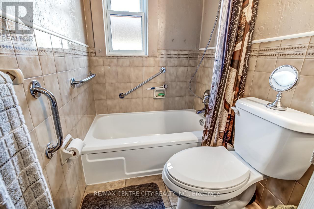 145 Hughes Street, St. Thomas, ON - Indoor Photo Showing Bathroom