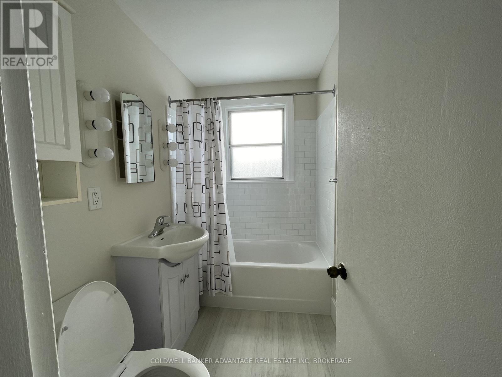 565 Fitch Street, Welland (West Welland), ON - Indoor Photo Showing Bathroom