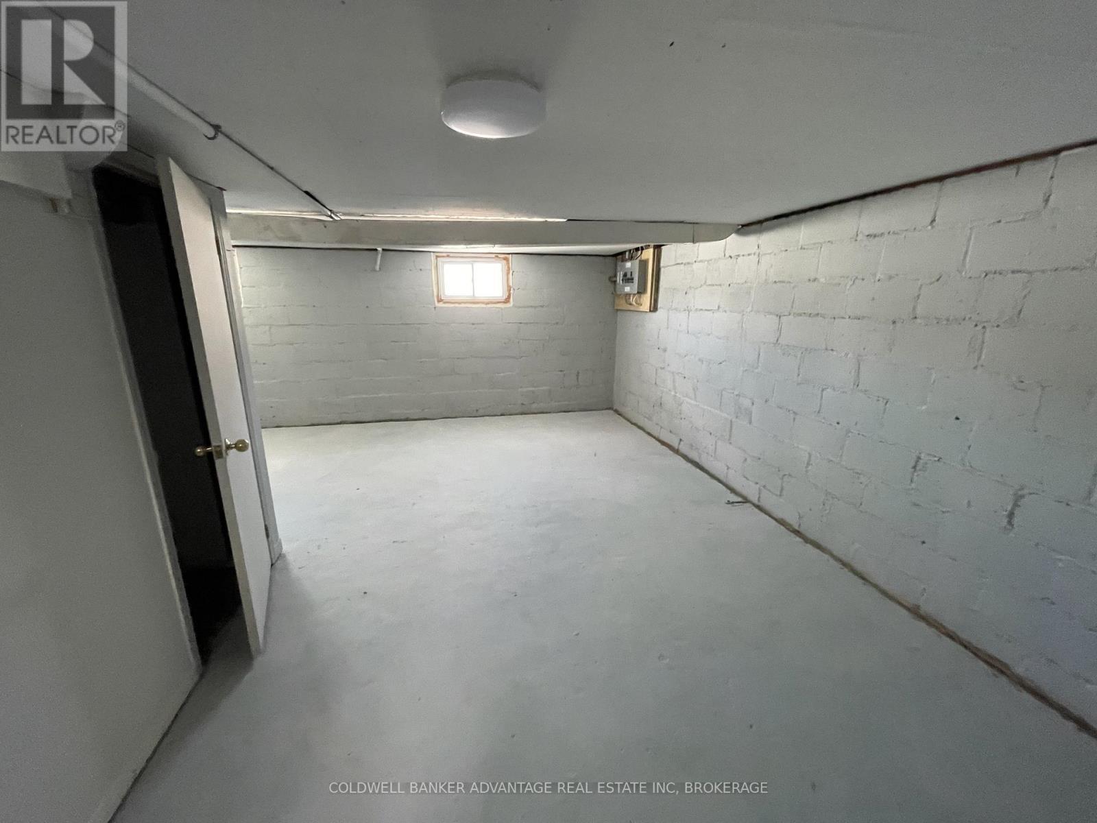 565 Fitch Street, Welland (West Welland), ON - Indoor Photo Showing Garage