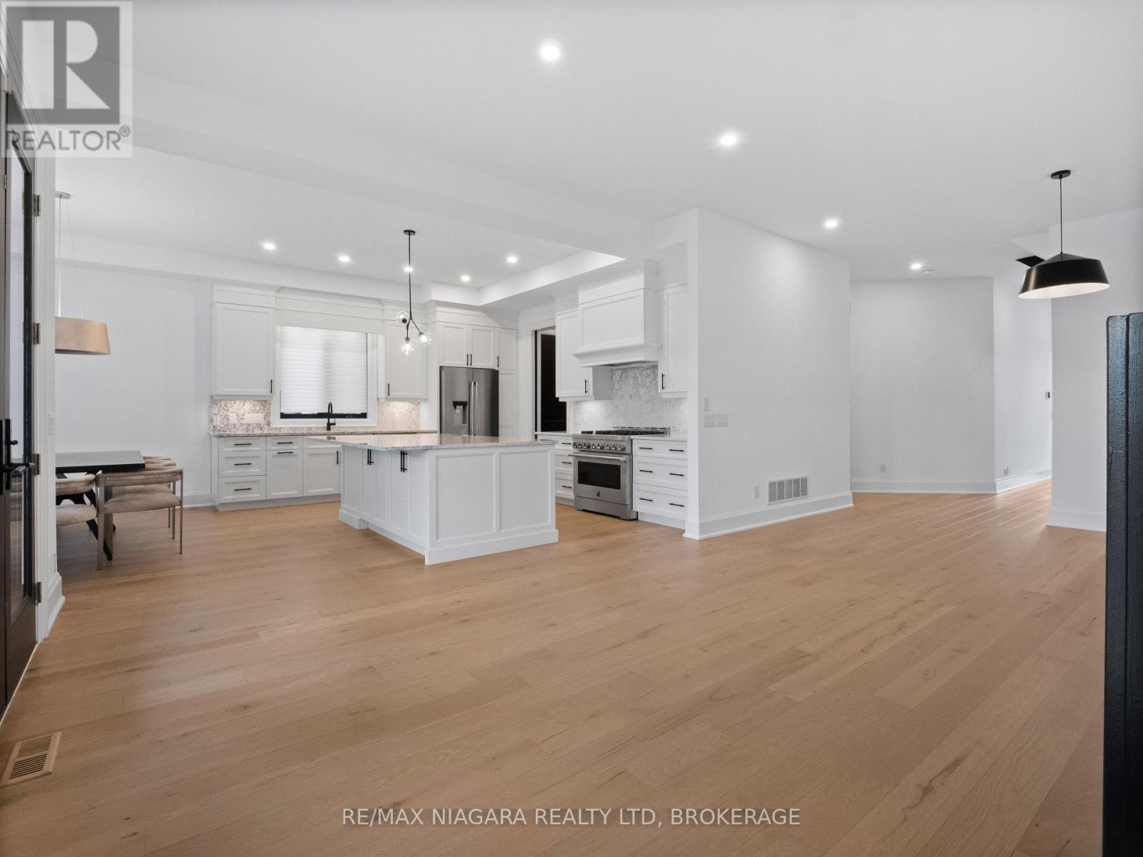 2317 Terravita Drive, Niagara Falls (Stamford), ON - Indoor Photo Showing Kitchen With Upgraded Kitchen