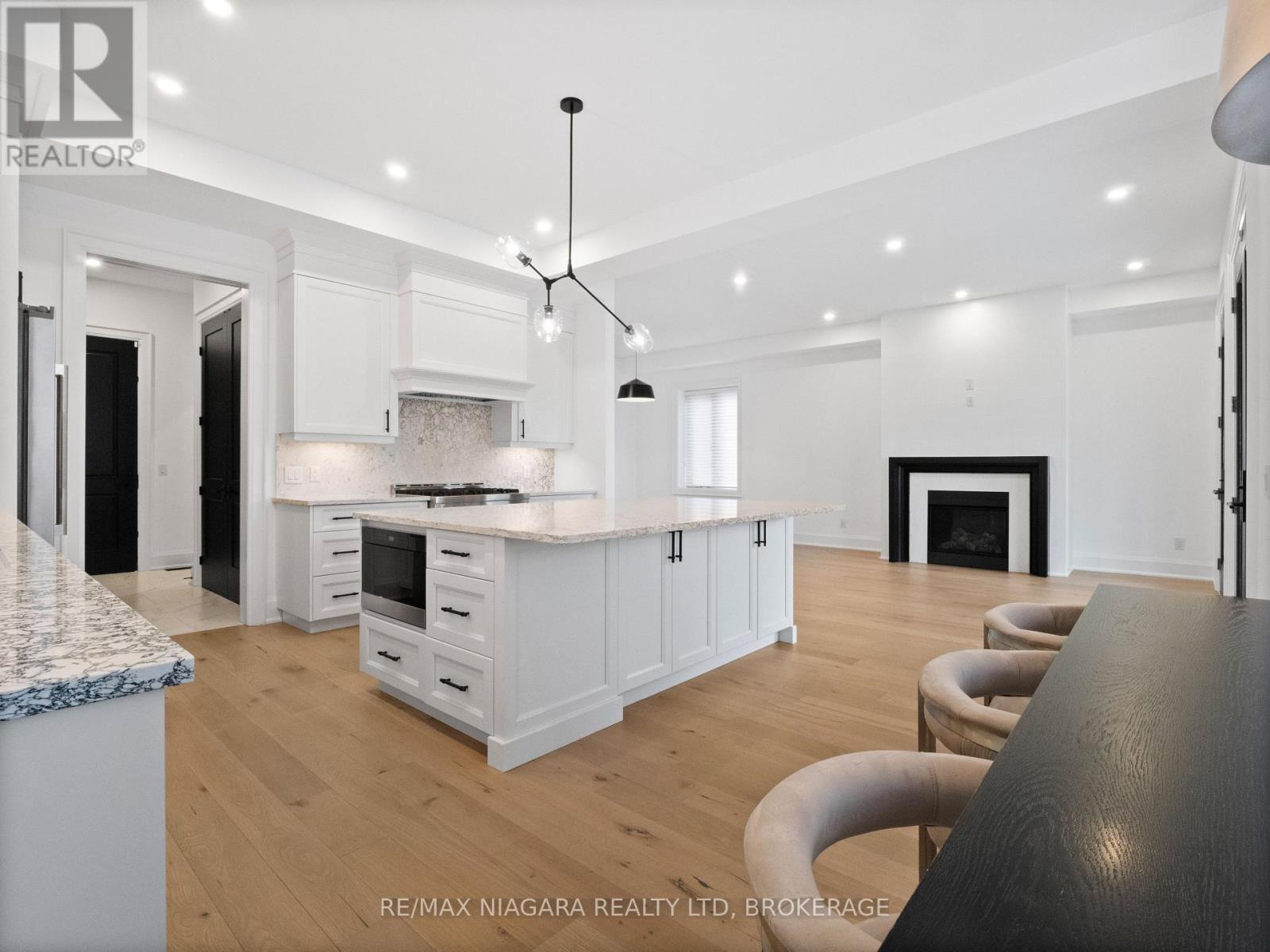2317 Terravita Drive, Niagara Falls (Stamford), ON - Indoor Photo Showing Kitchen With Upgraded Kitchen