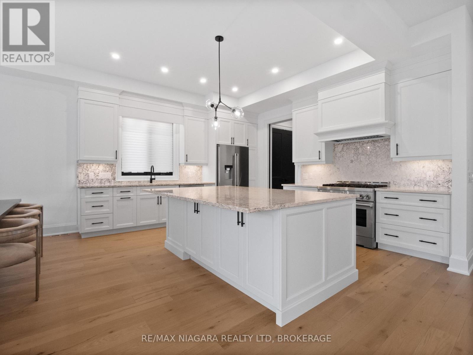 2317 Terravita Drive, Niagara Falls (Stamford), ON - Indoor Photo Showing Kitchen With Upgraded Kitchen