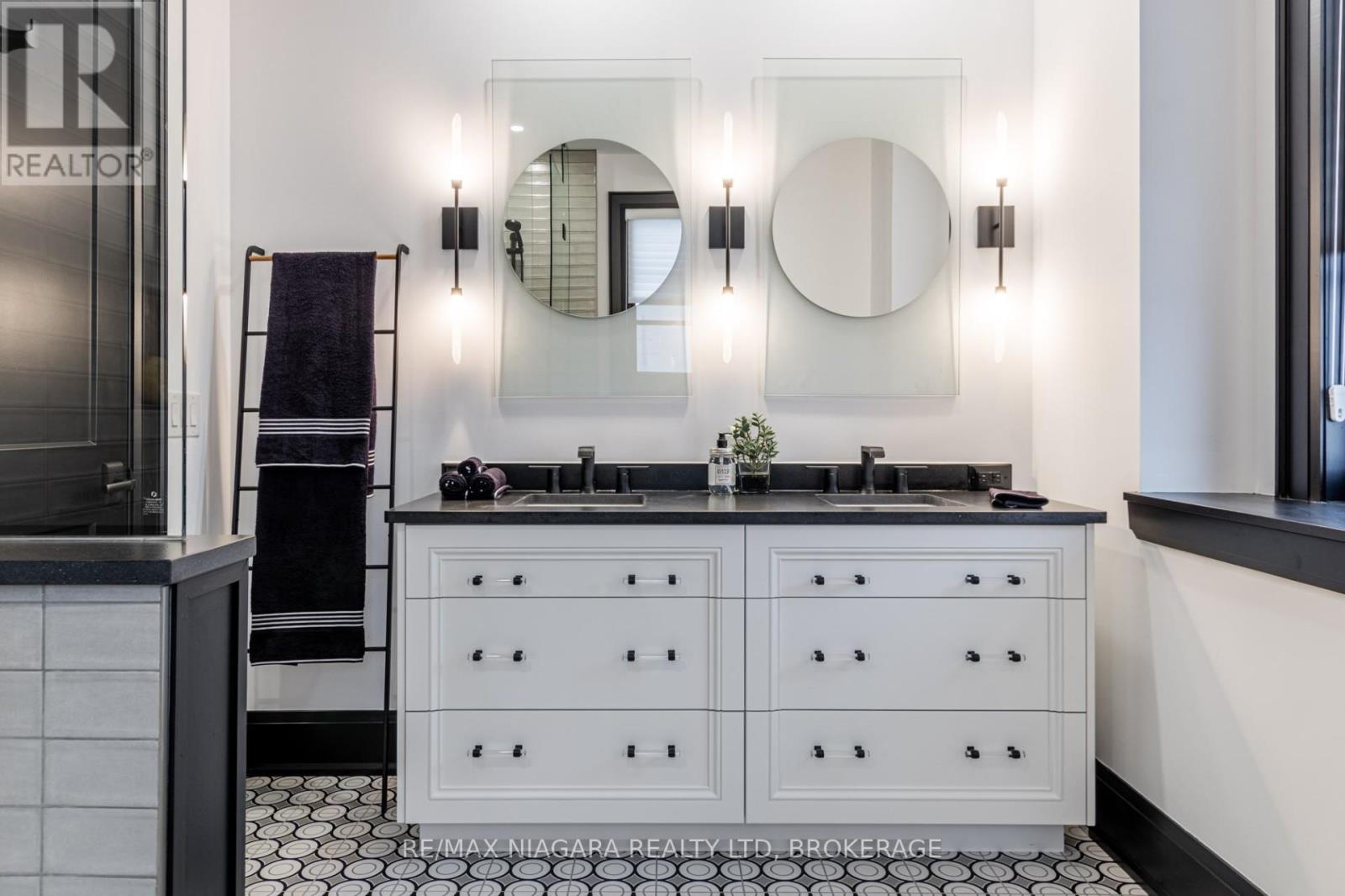 2317 Terravita Drive, Niagara Falls (Stamford), ON - Indoor Photo Showing Bathroom