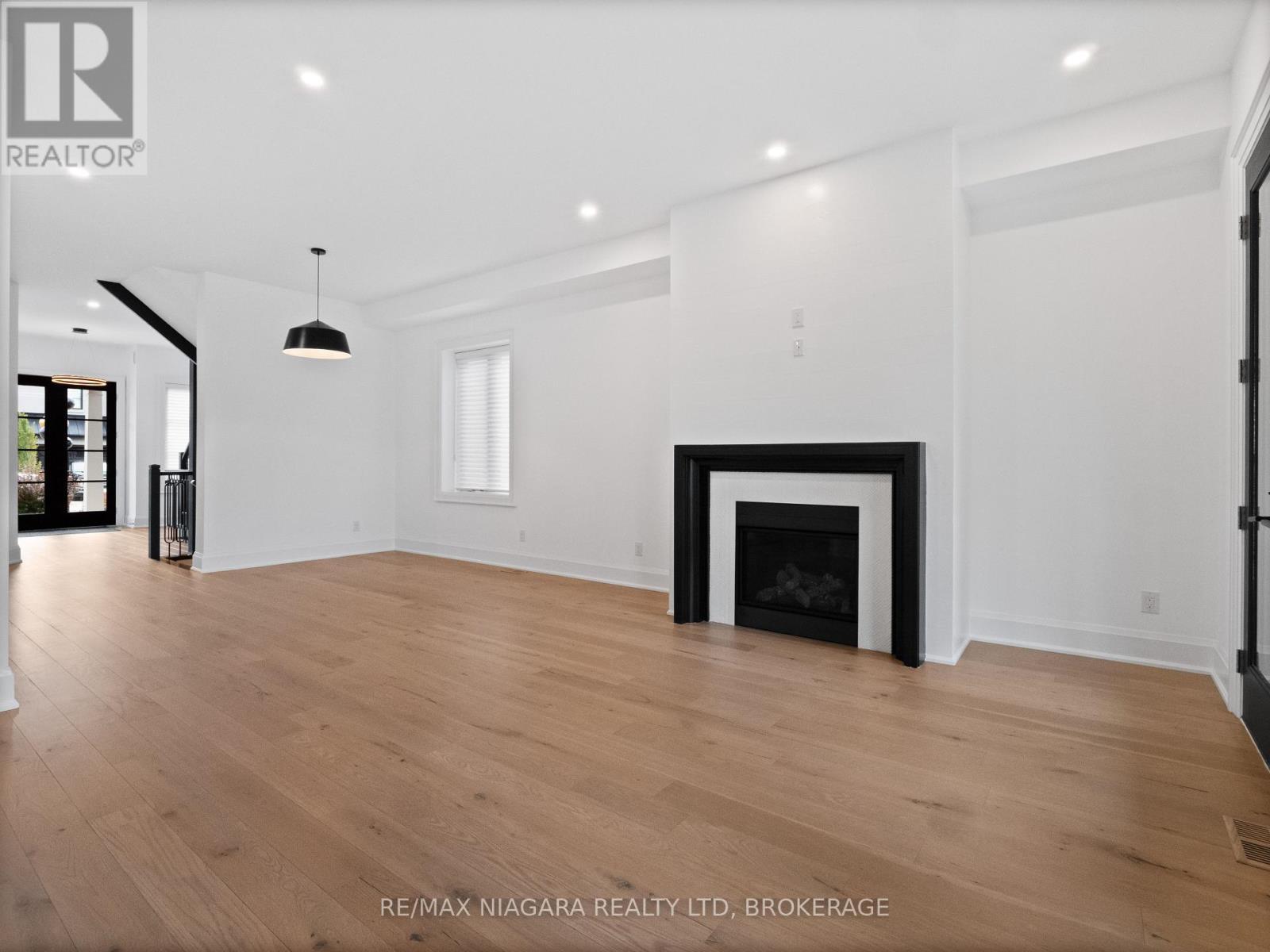 2317 Terravita Drive, Niagara Falls (Stamford), ON - Indoor Photo Showing Living Room With Fireplace