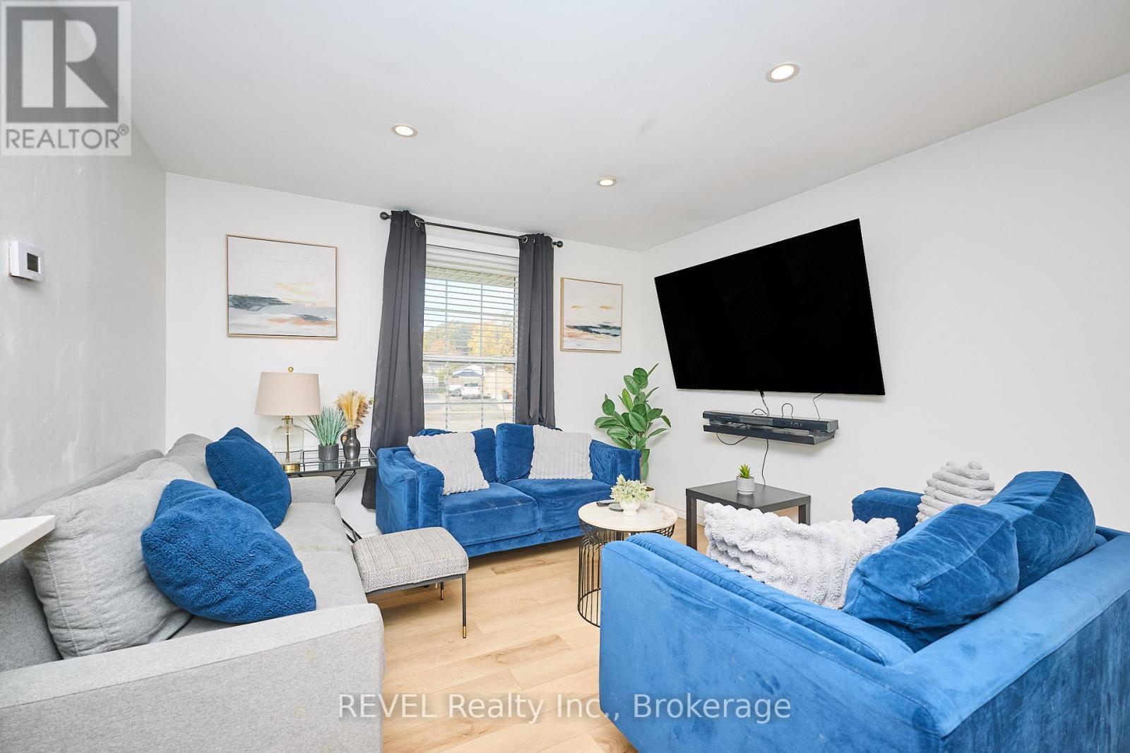 11 Newleaf Crescent, Welland (N. Welland), ON - Indoor Photo Showing Living Room