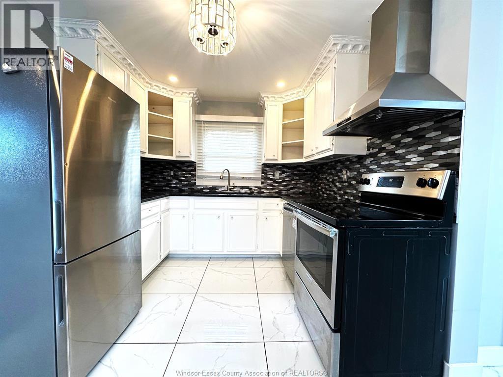 3555 Howard, Windsor, ON - Indoor Photo Showing Kitchen