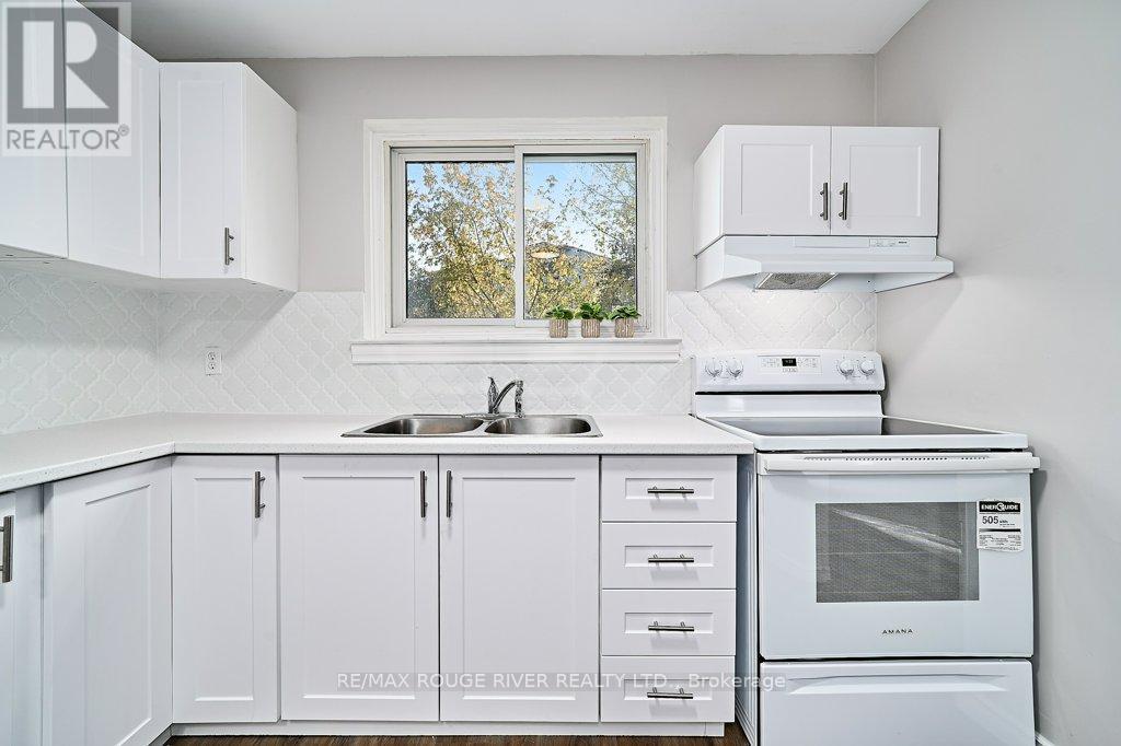 79 - 120 Nonquon Road, Oshawa (Centennial), ON - Indoor Photo Showing Kitchen With Double Sink