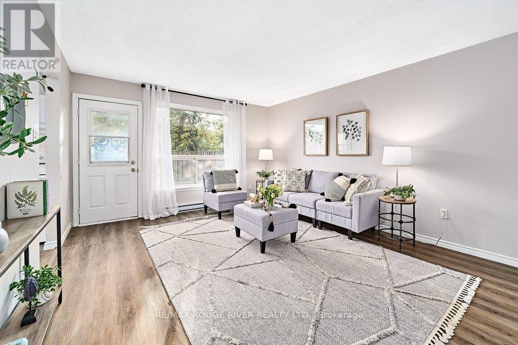 79 - 120 Nonquon Road, Oshawa (Centennial), ON - Indoor Photo Showing Living Room