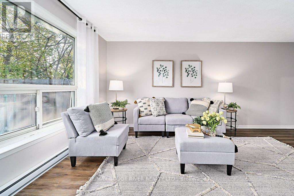 79 - 120 Nonquon Road, Oshawa (Centennial), ON - Indoor Photo Showing Living Room