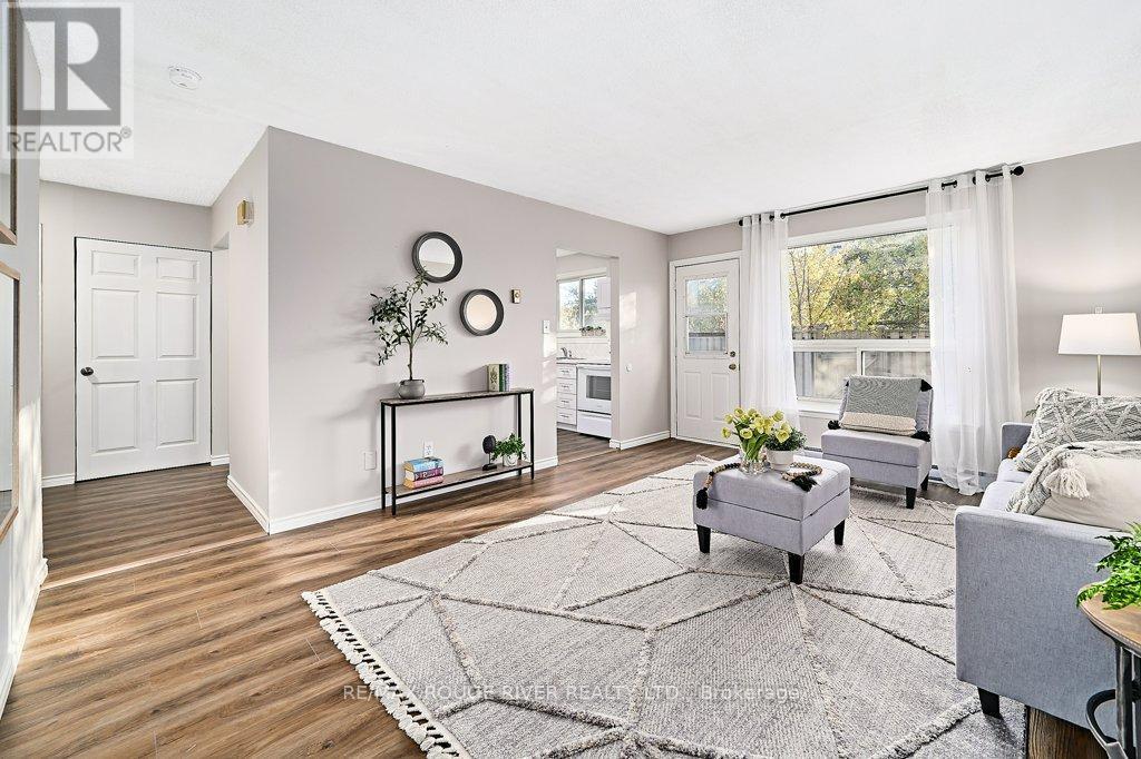 79 - 120 Nonquon Road, Oshawa (Centennial), ON - Indoor Photo Showing Living Room