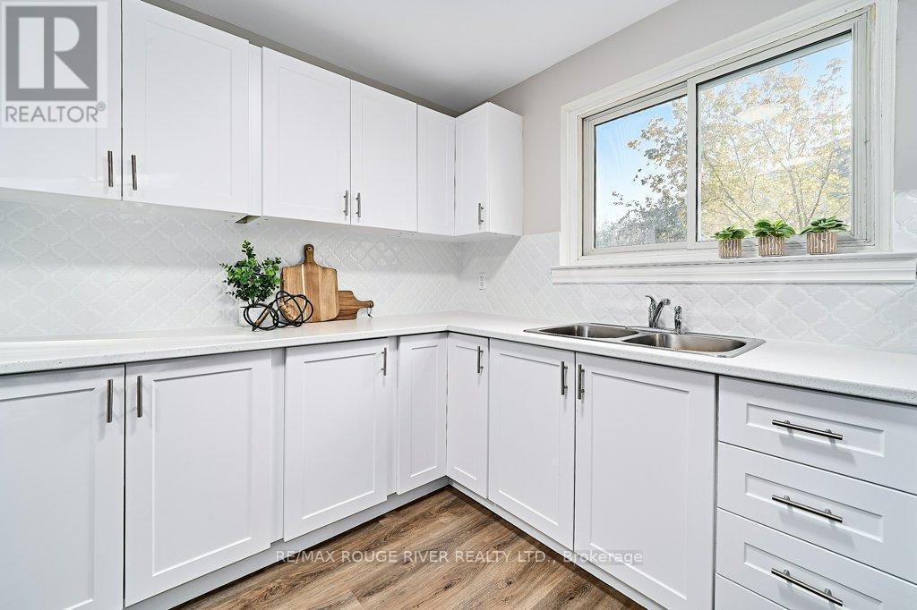 79 - 120 Nonquon Road, Oshawa (Centennial), ON - Indoor Photo Showing Kitchen With Double Sink