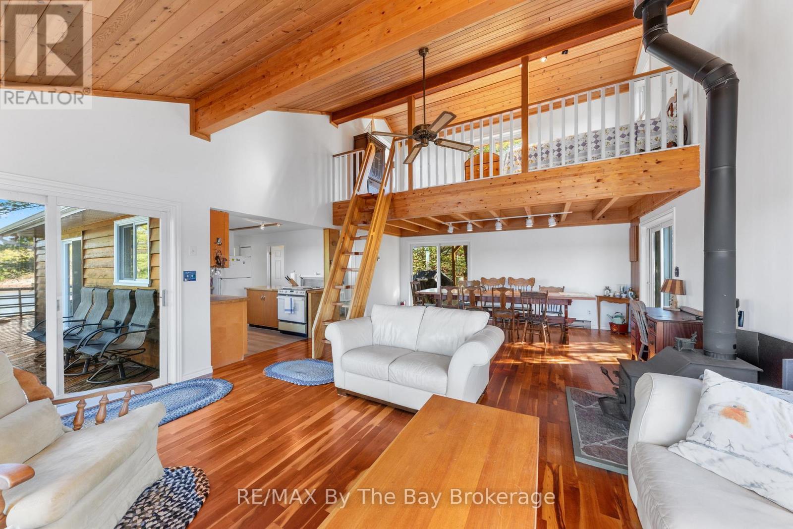 2 Island 2890, Georgian Bay (Gibson), ON - Indoor Photo Showing Living Room