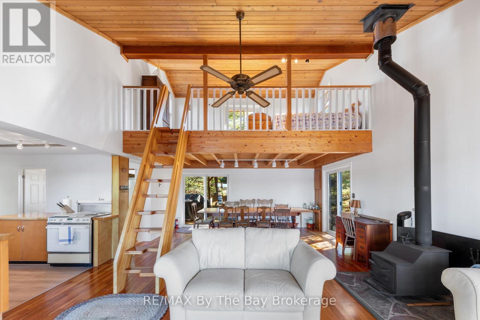 2 Island 2890, Georgian Bay (Gibson), ON - Indoor Photo Showing Living Room